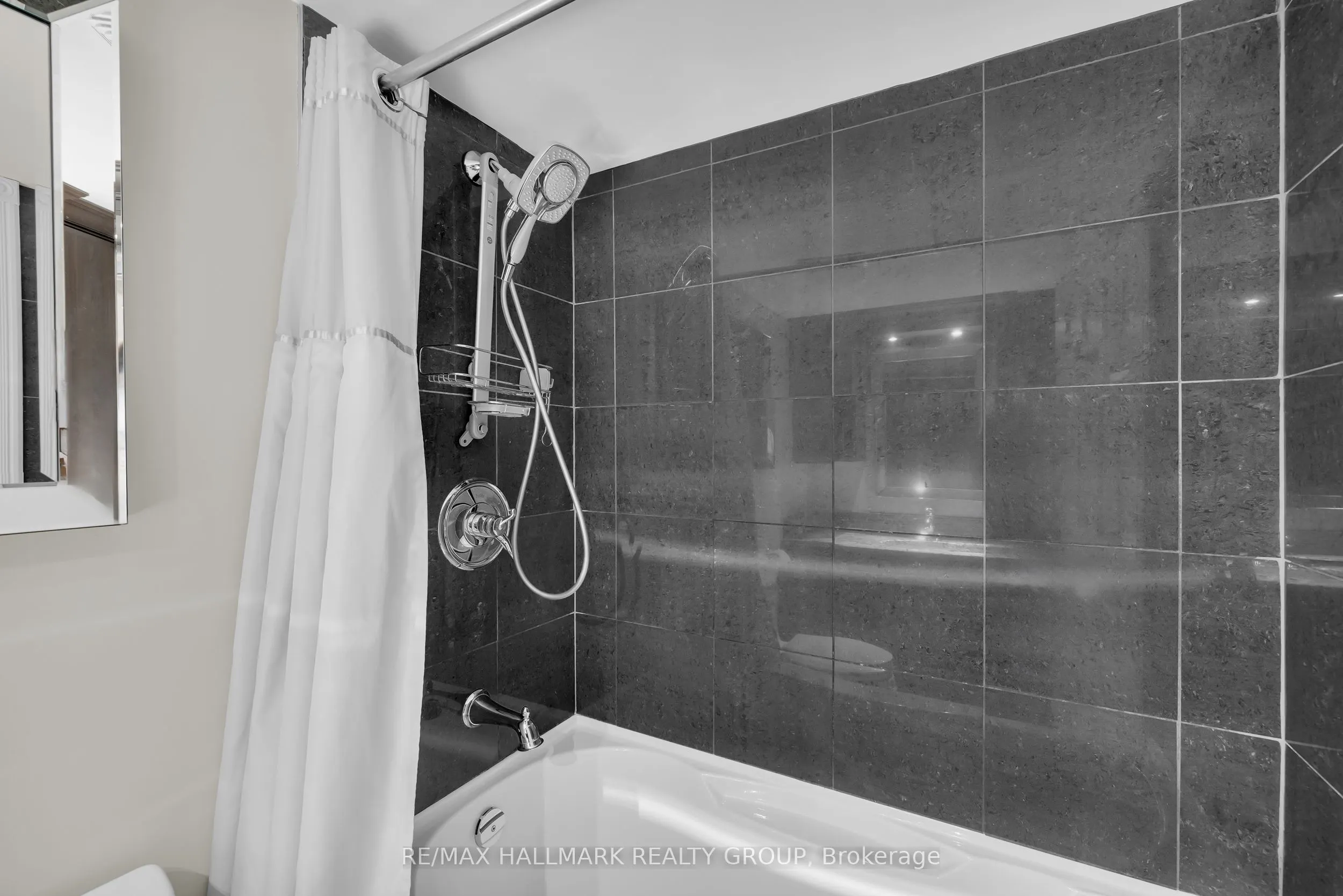 470 Laurier Avenue W, #402