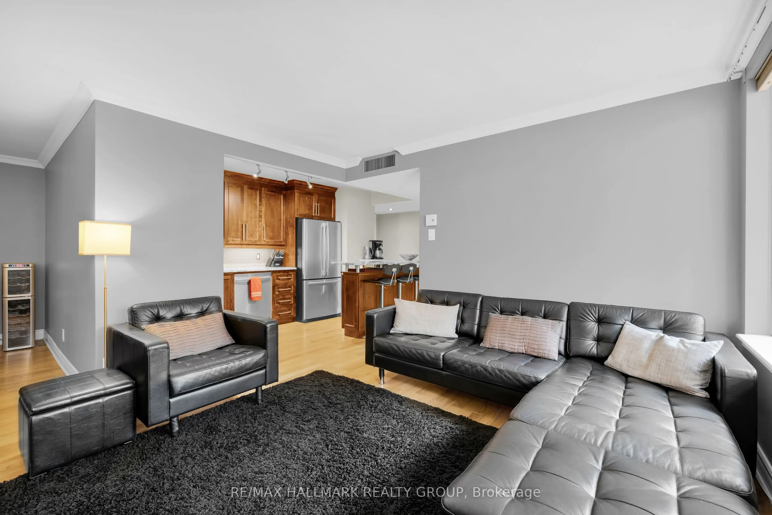 470 Laurier Avenue W, #402