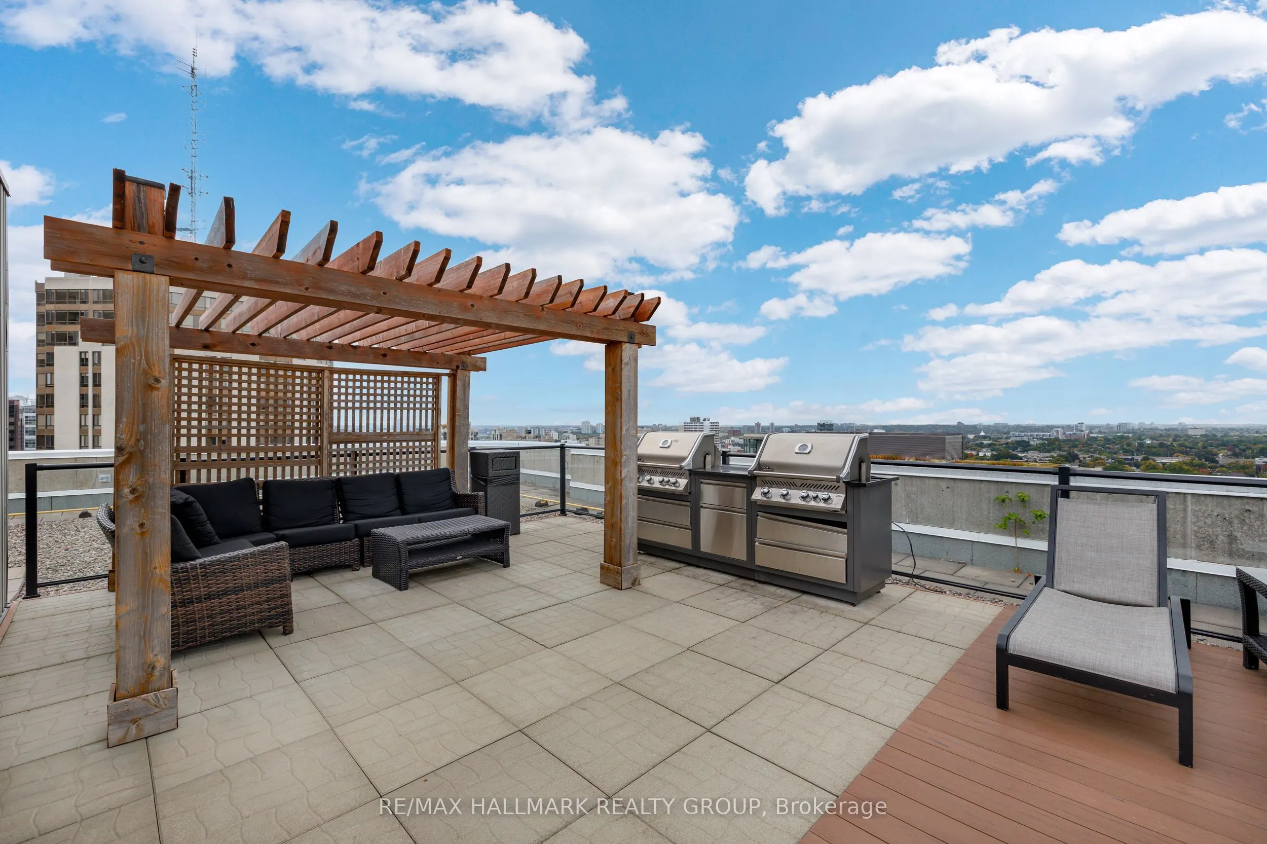 470 Laurier Avenue W, #402
