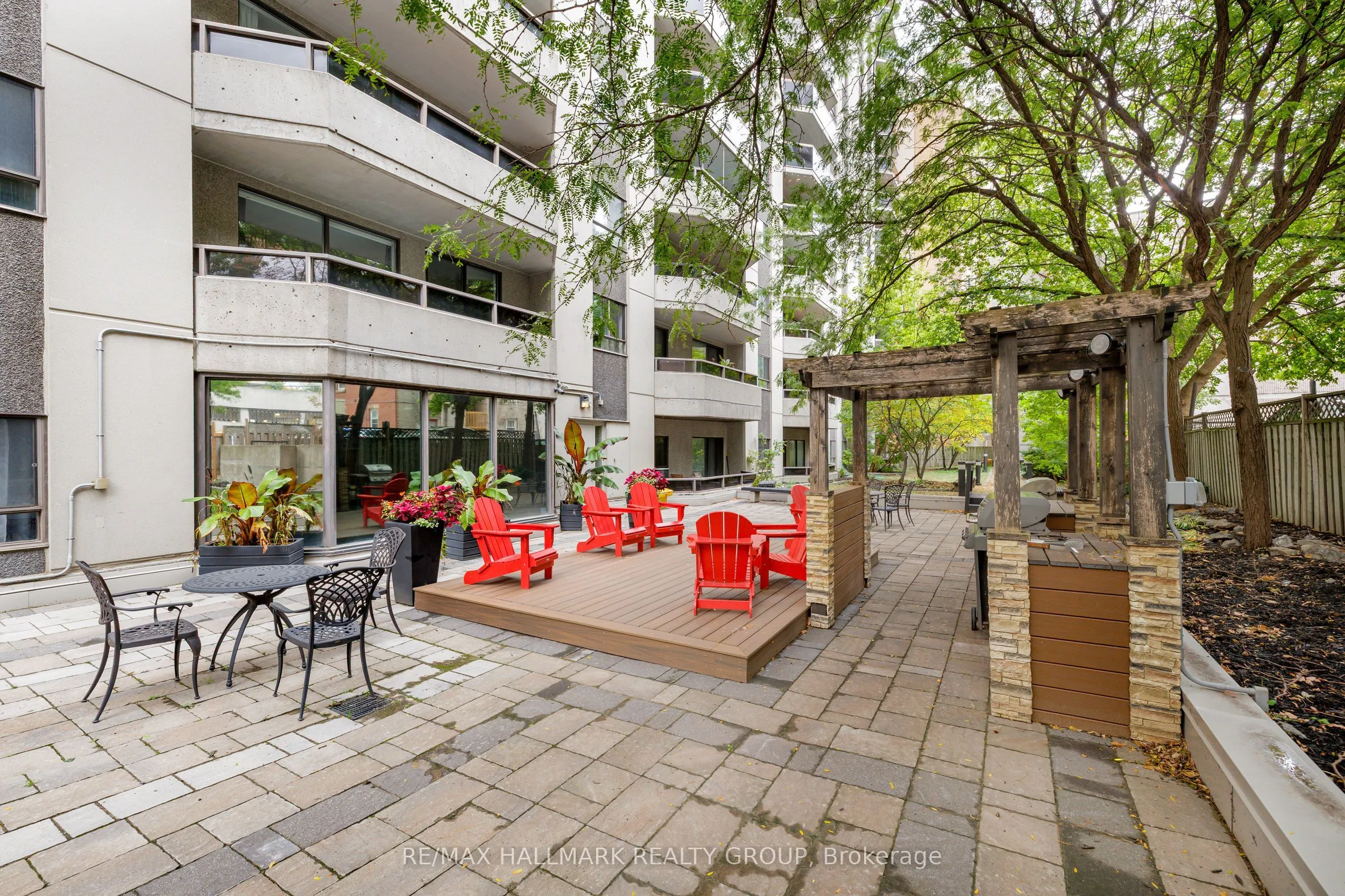 470 Laurier Avenue W, #402