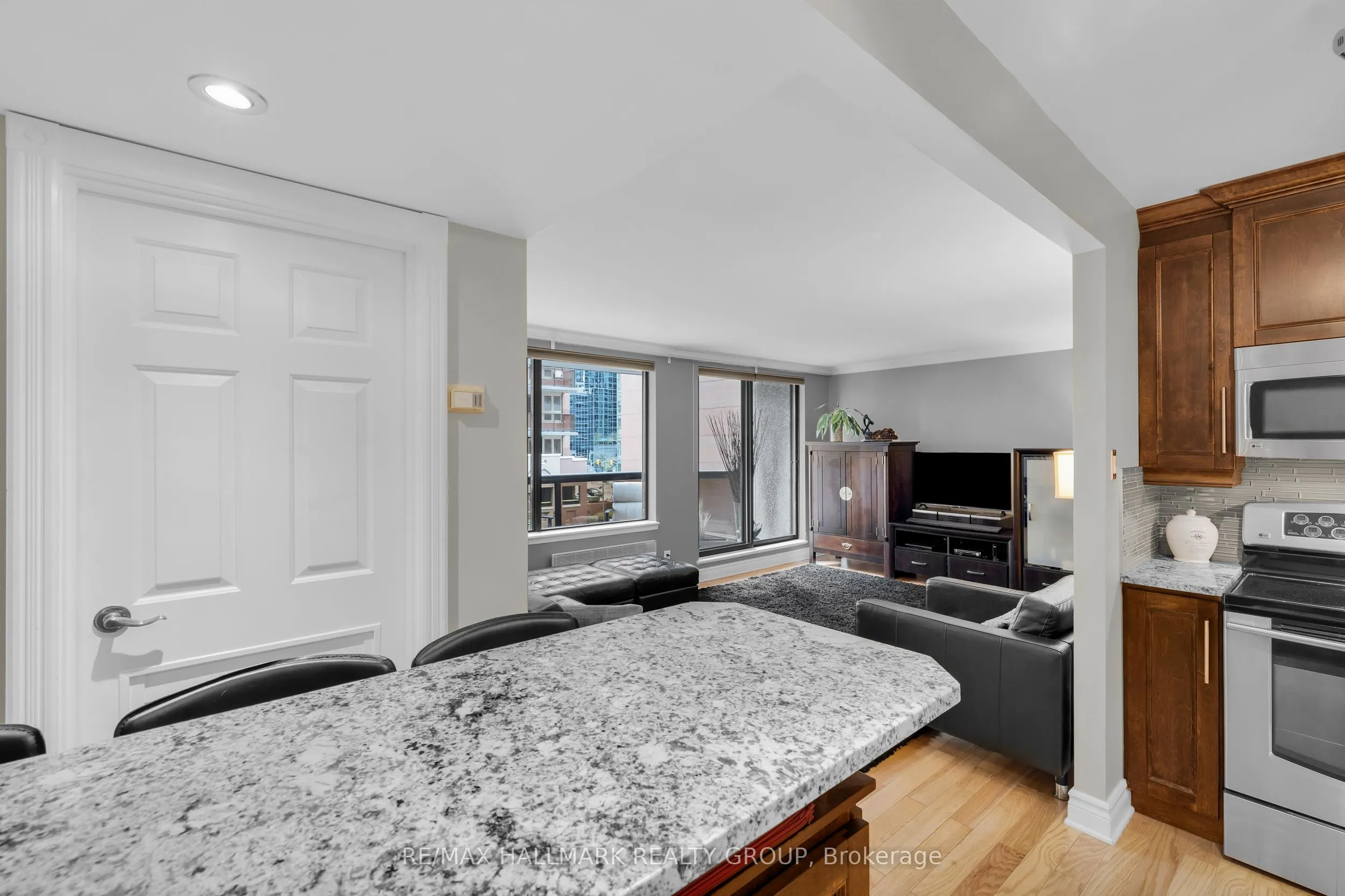 470 Laurier Avenue W, #402