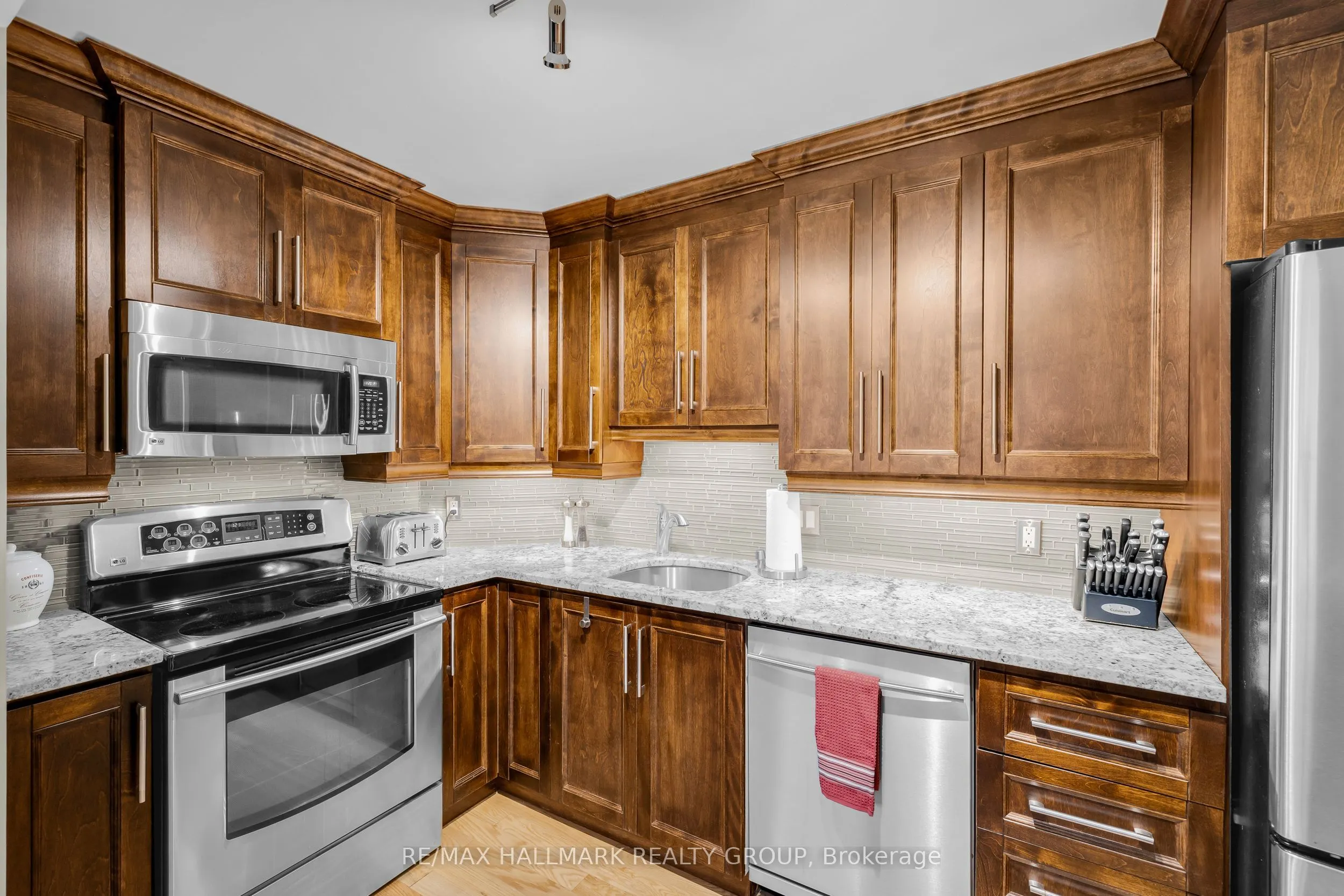 470 Laurier Avenue W, #402