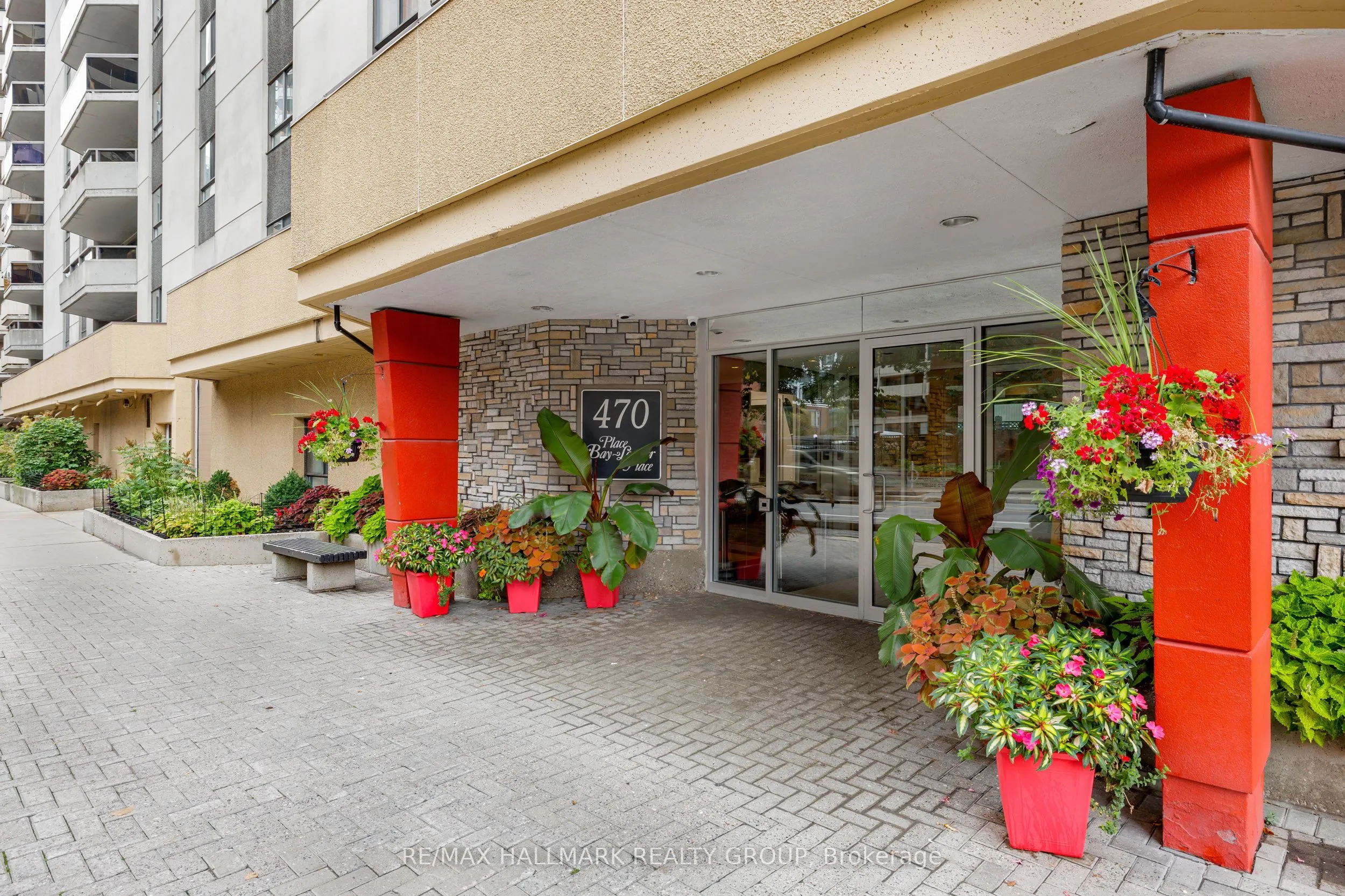 470 Laurier Avenue W, #402