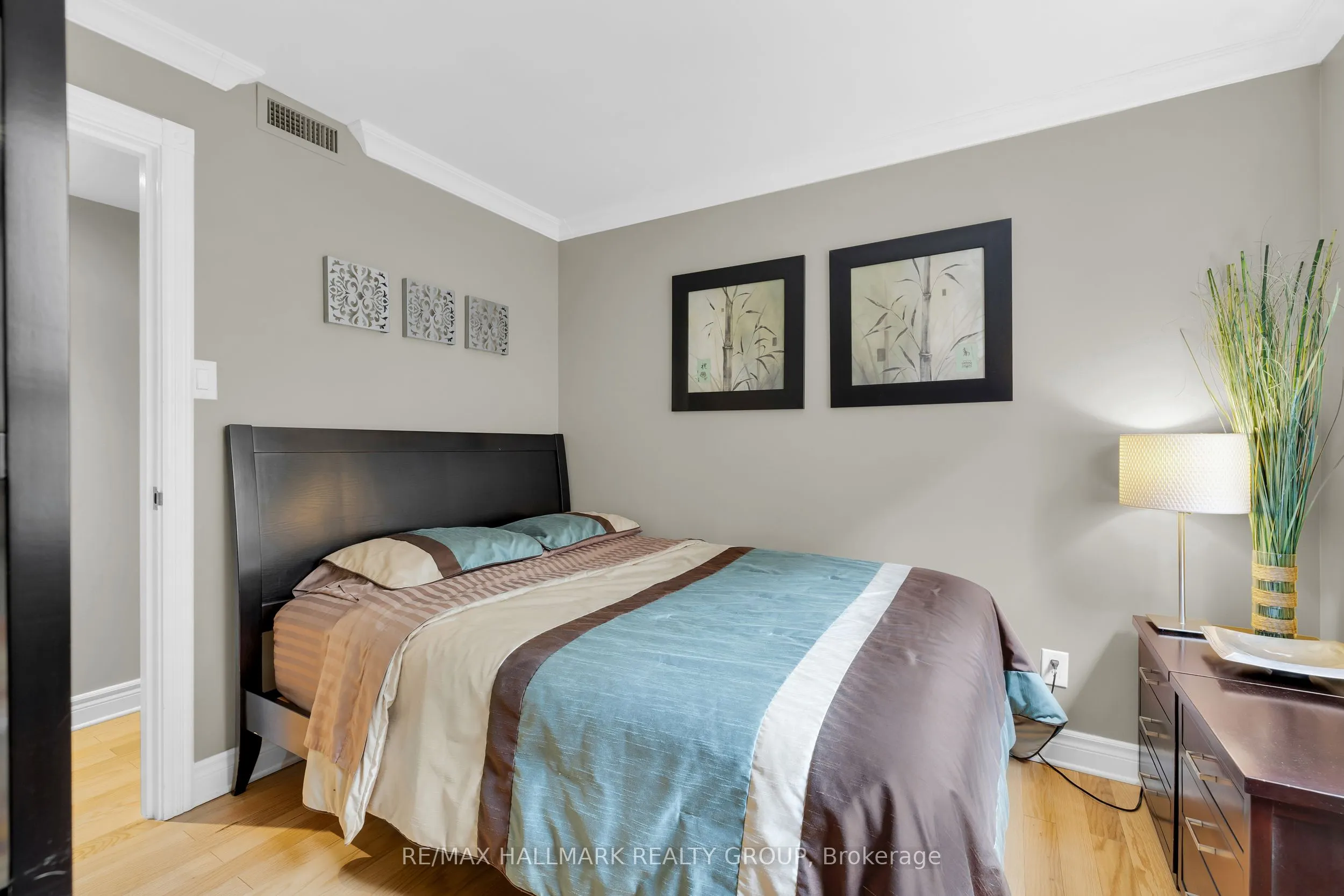 470 Laurier Avenue W, #402
