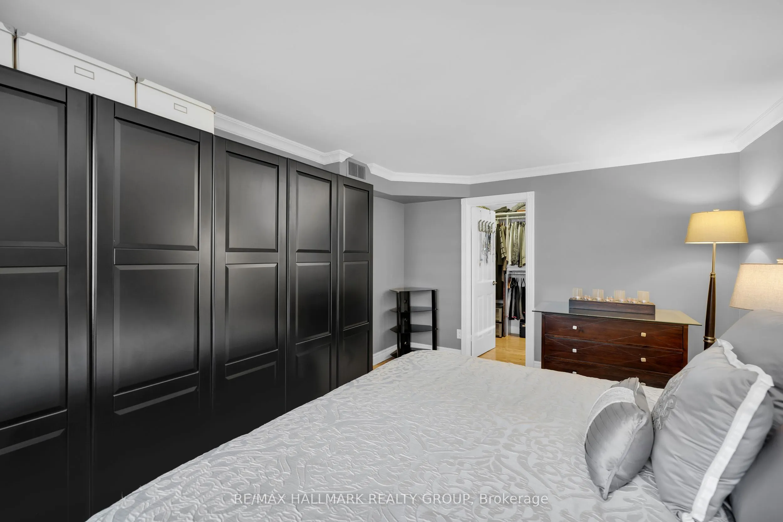470 Laurier Avenue W, #402