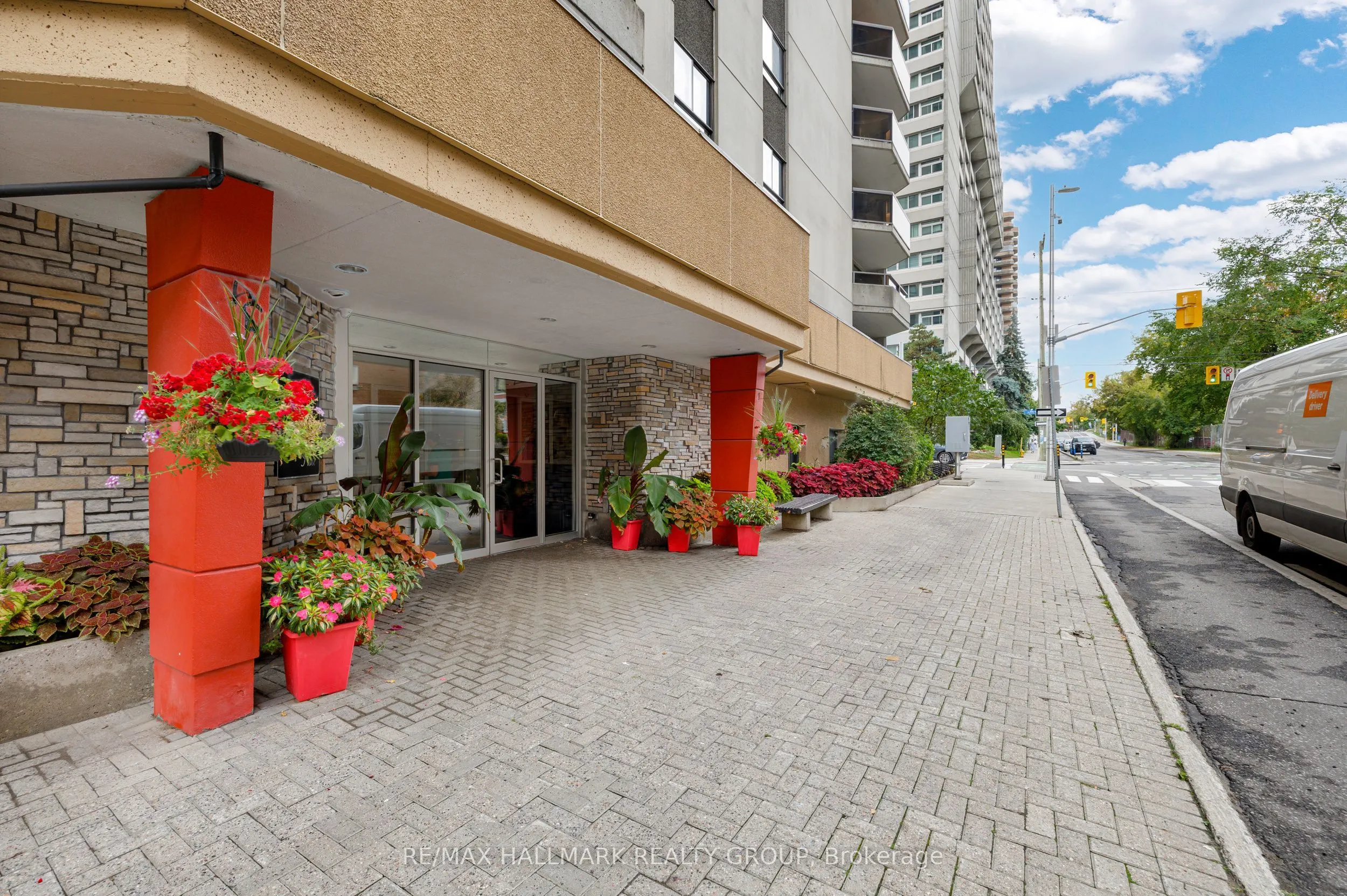 470 Laurier Avenue W, #402