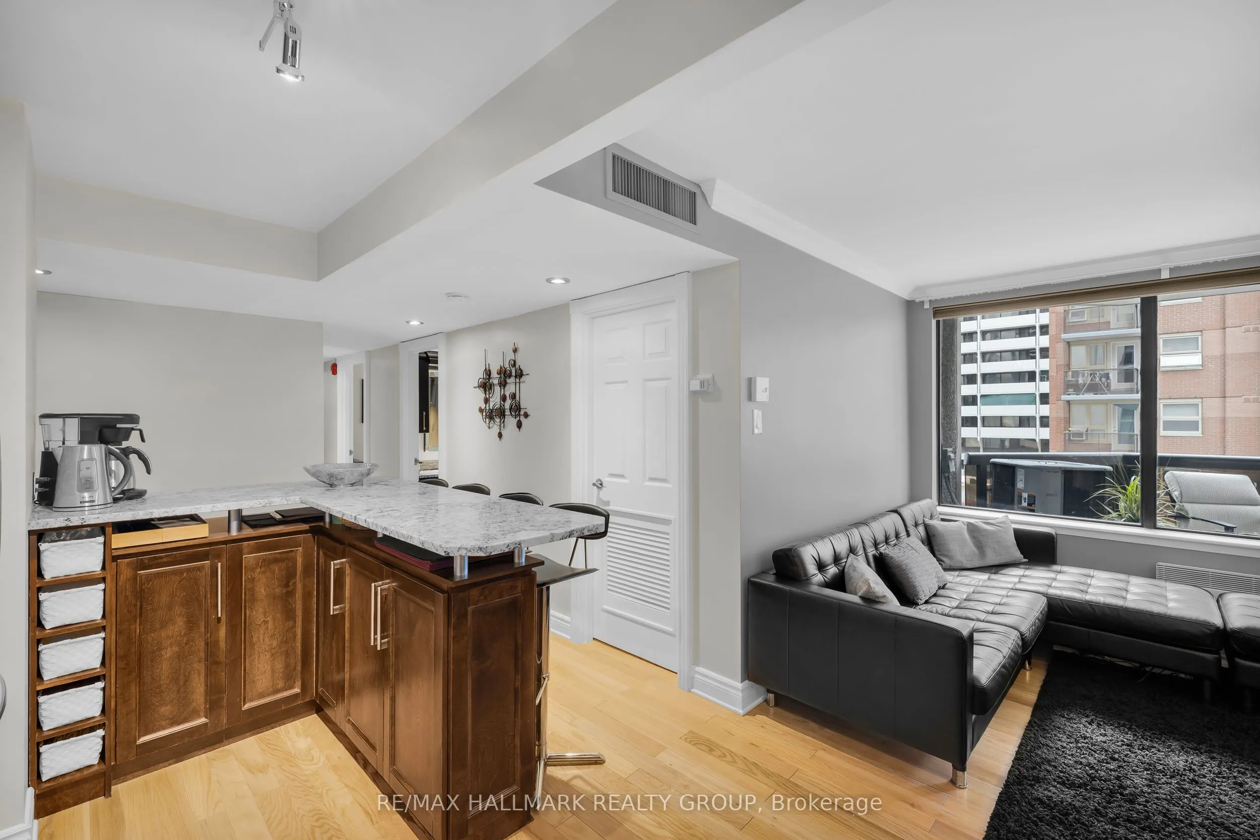 470 Laurier Avenue W, #402