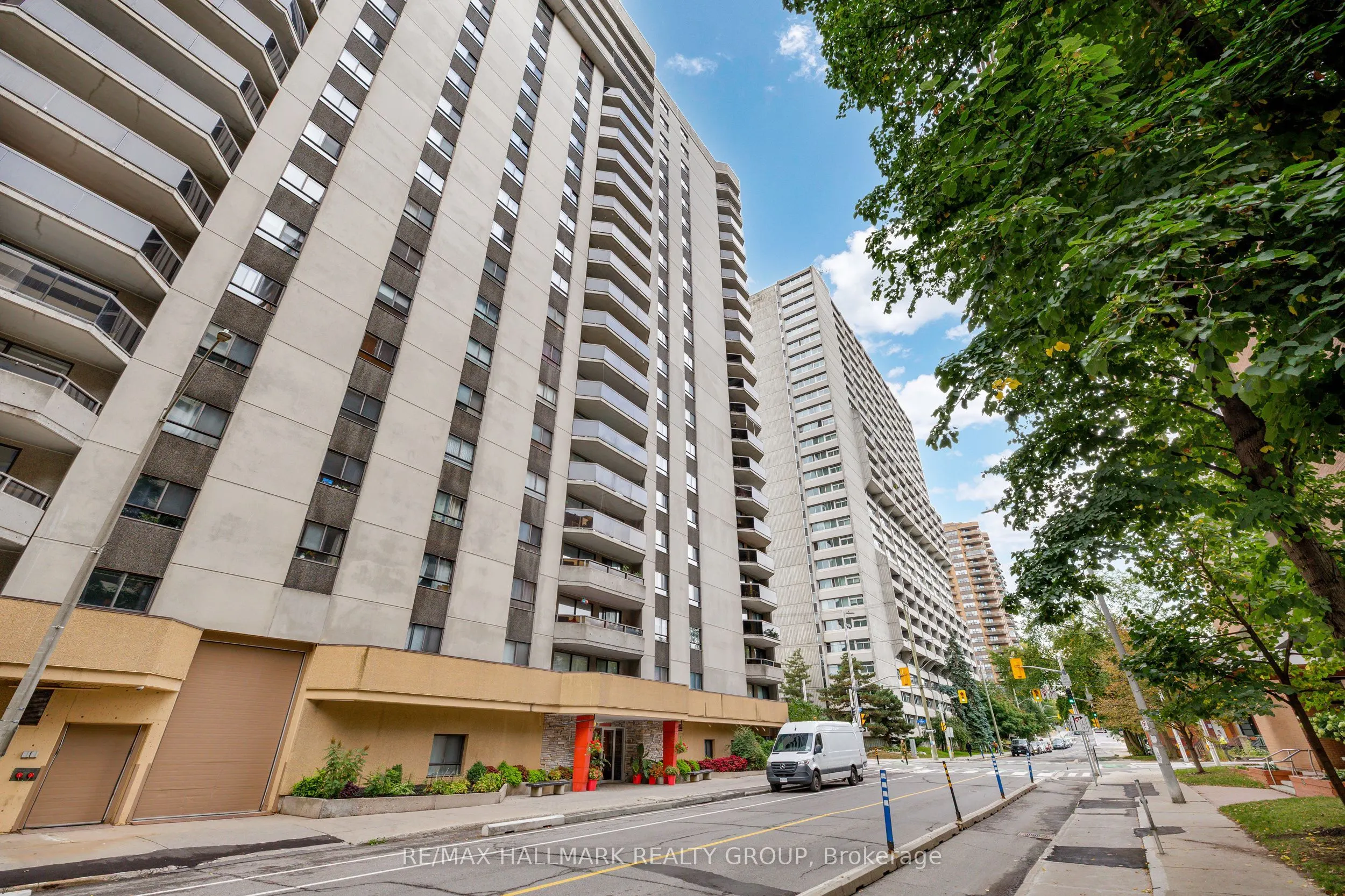470 Laurier Avenue W, #402