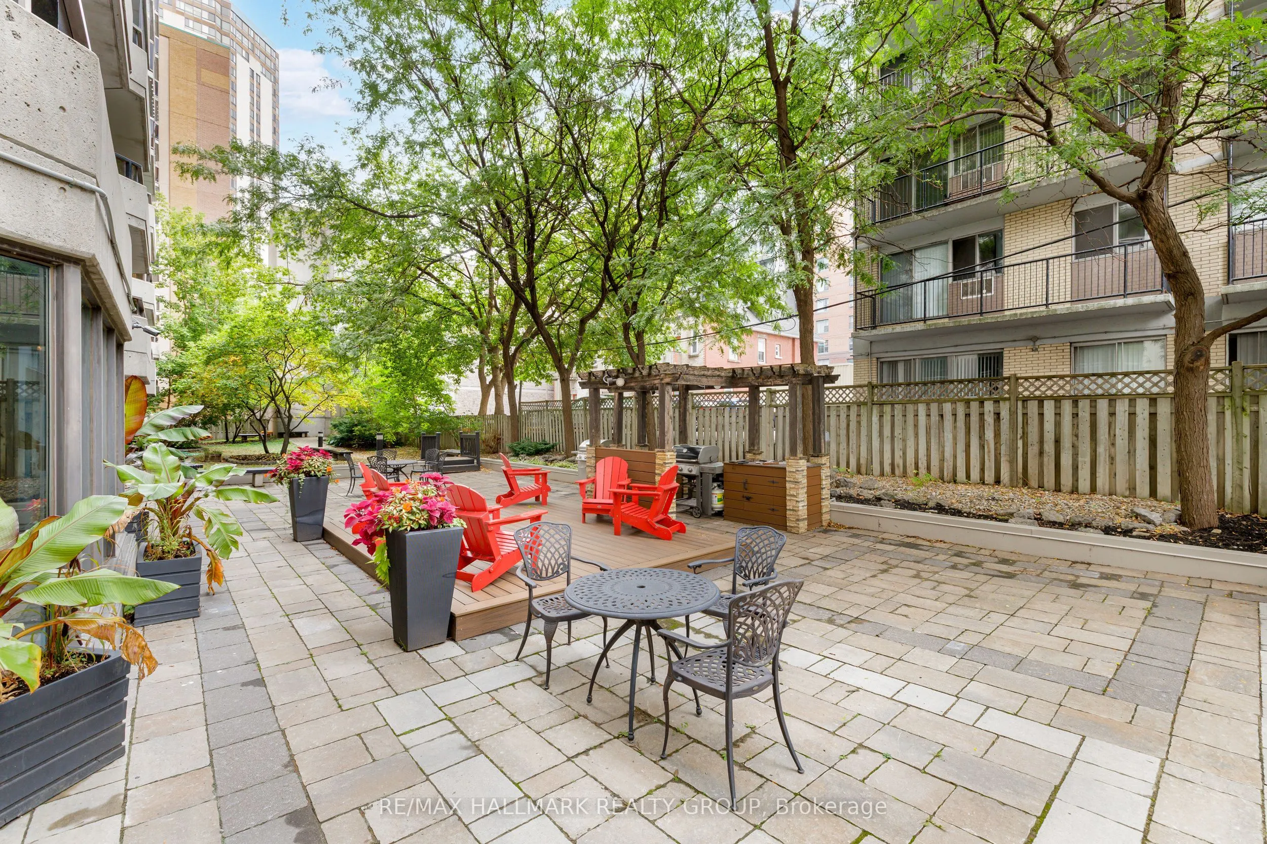 470 Laurier Avenue W, #402
