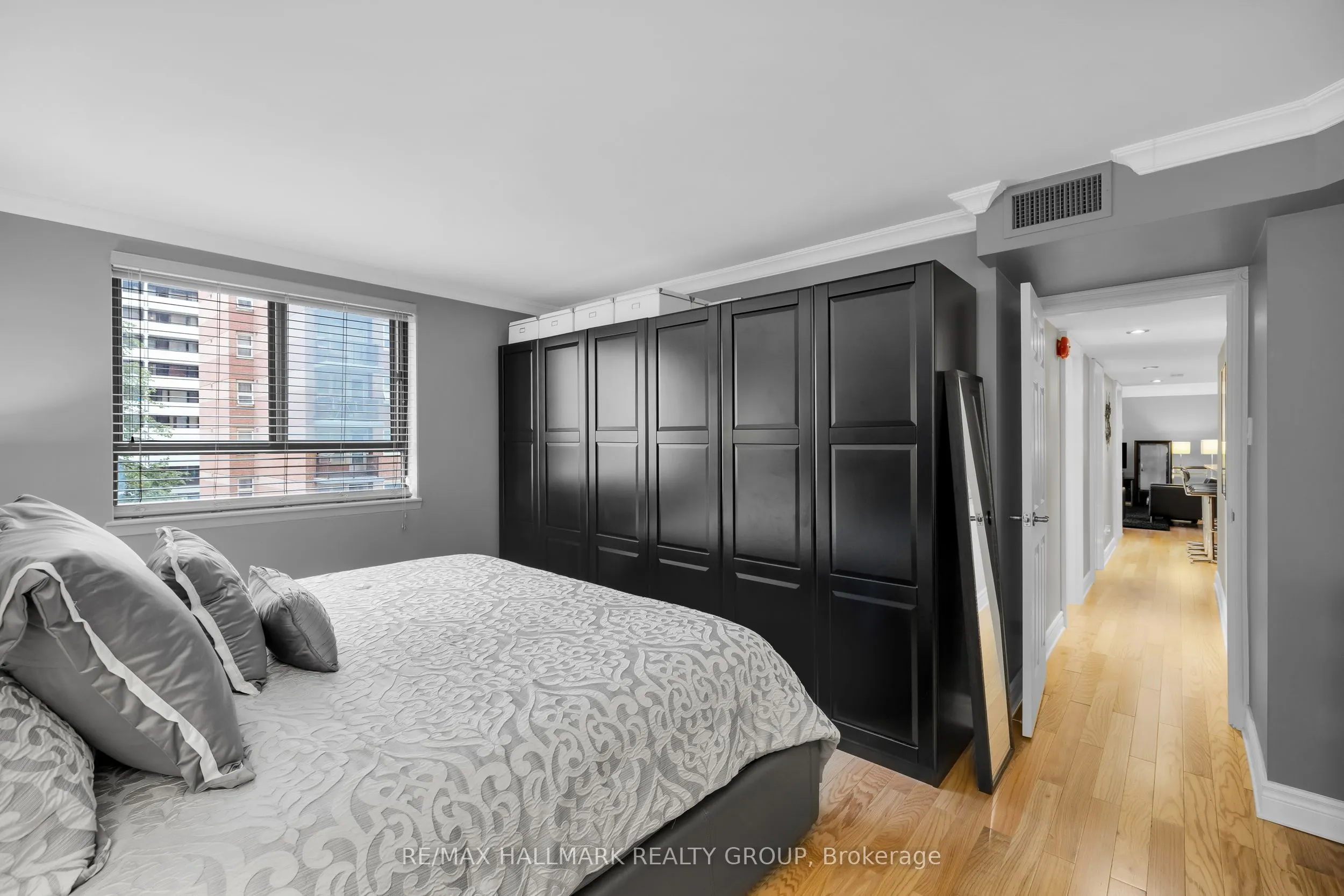 470 Laurier Avenue W, #402