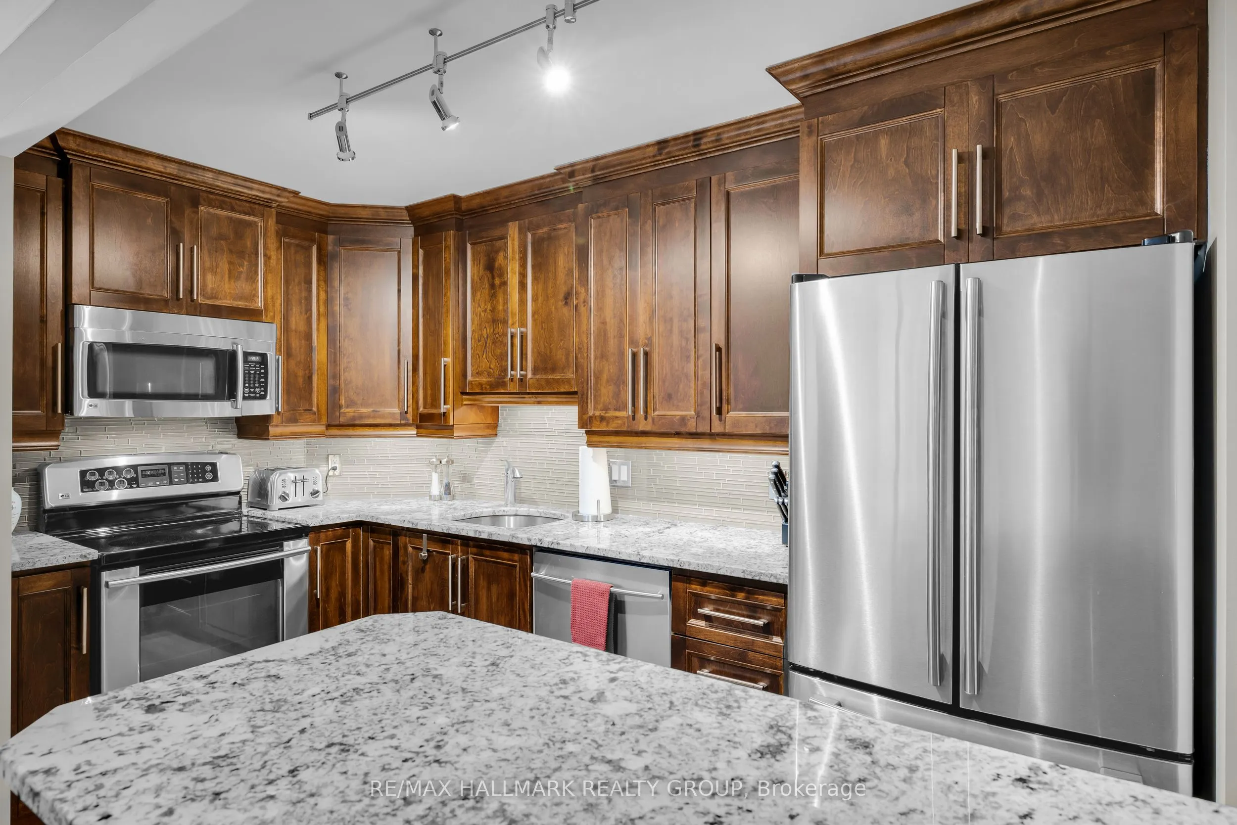 470 Laurier Avenue W, #402