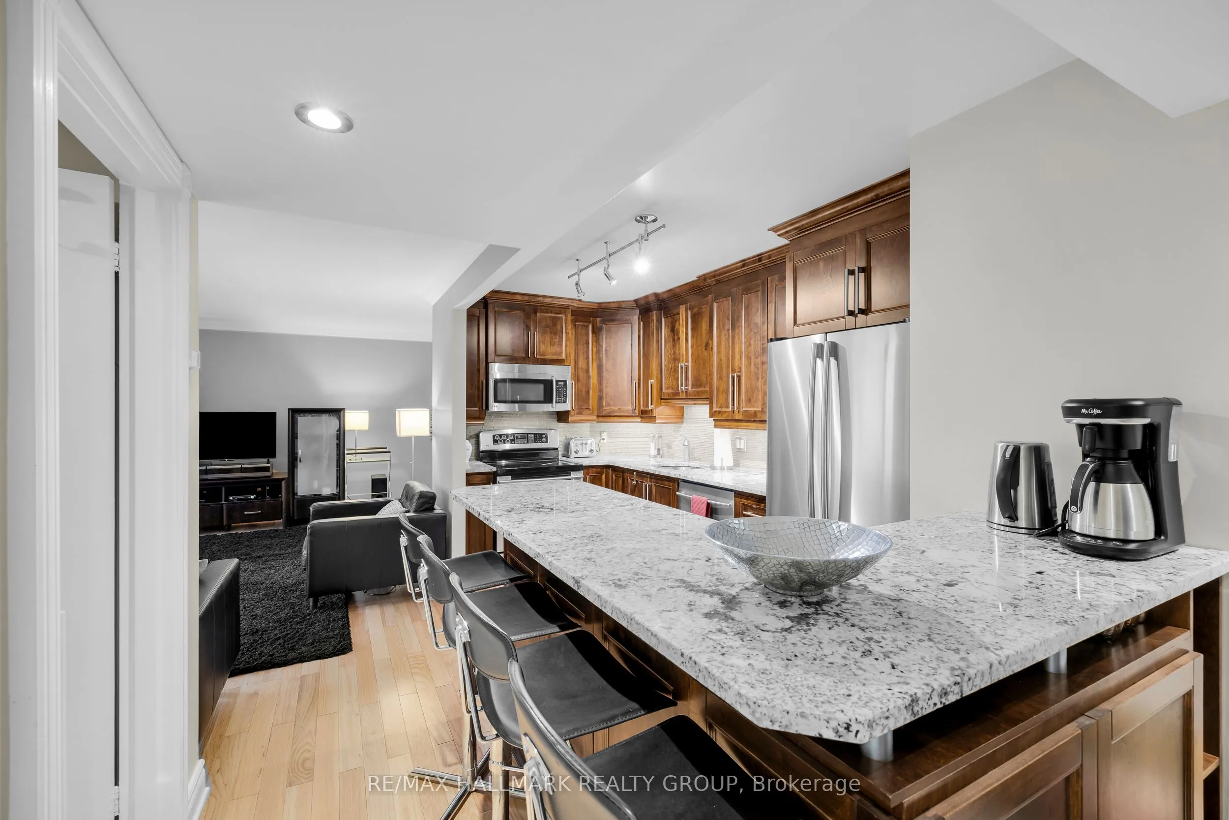 470 Laurier Avenue W, #402