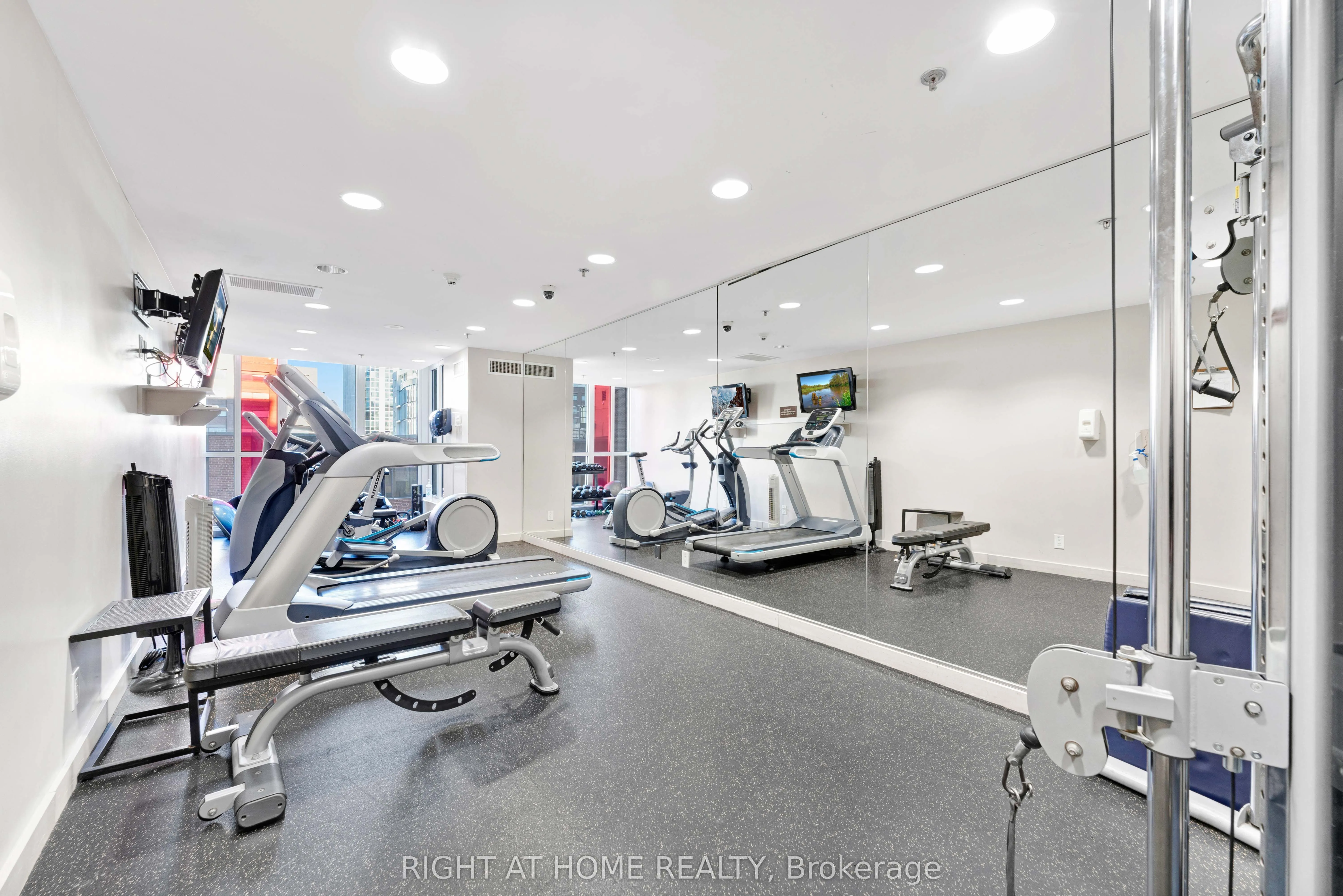 324 Laurier Avenue W, #2010