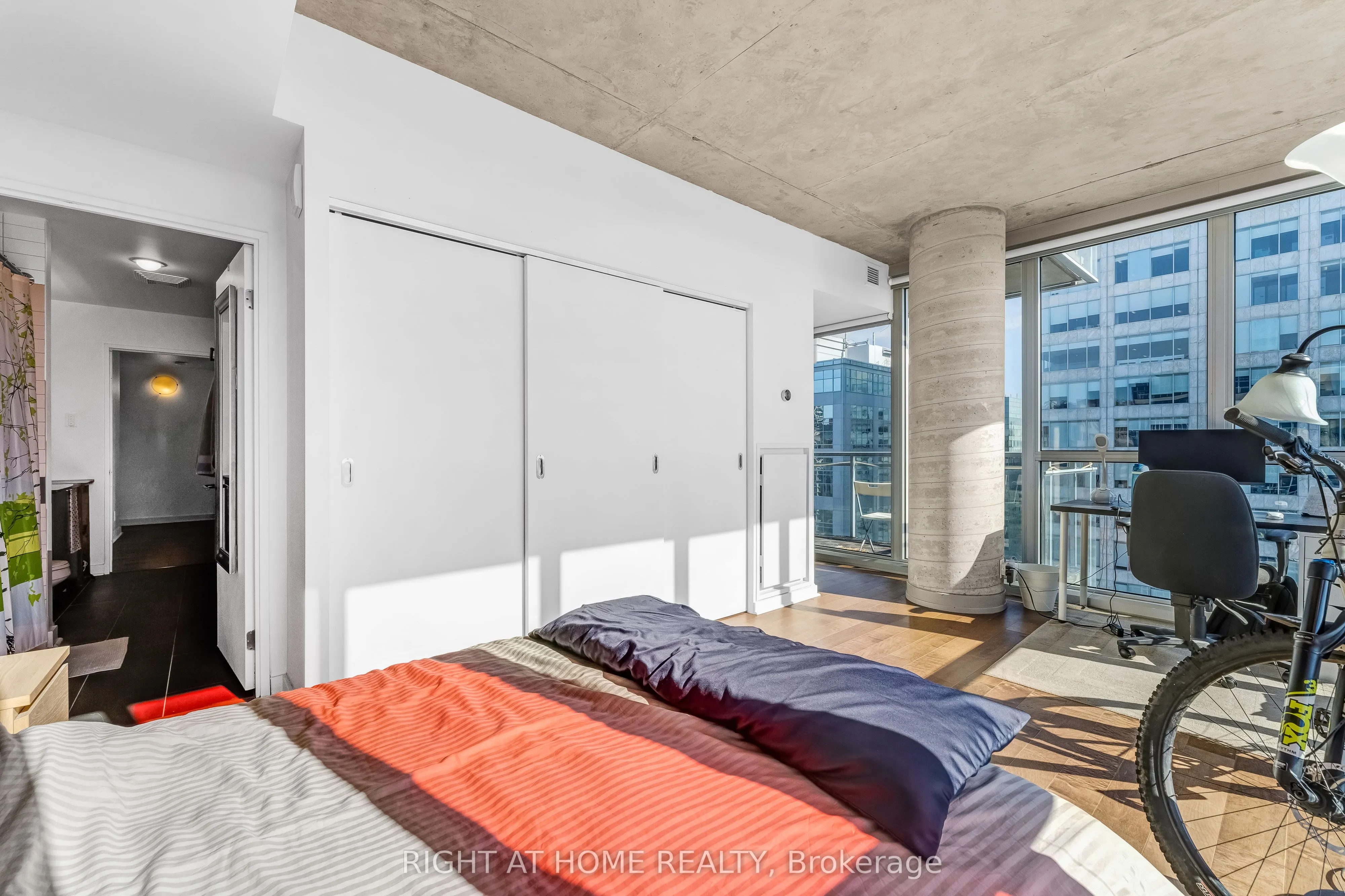 324 Laurier Avenue W, #2010