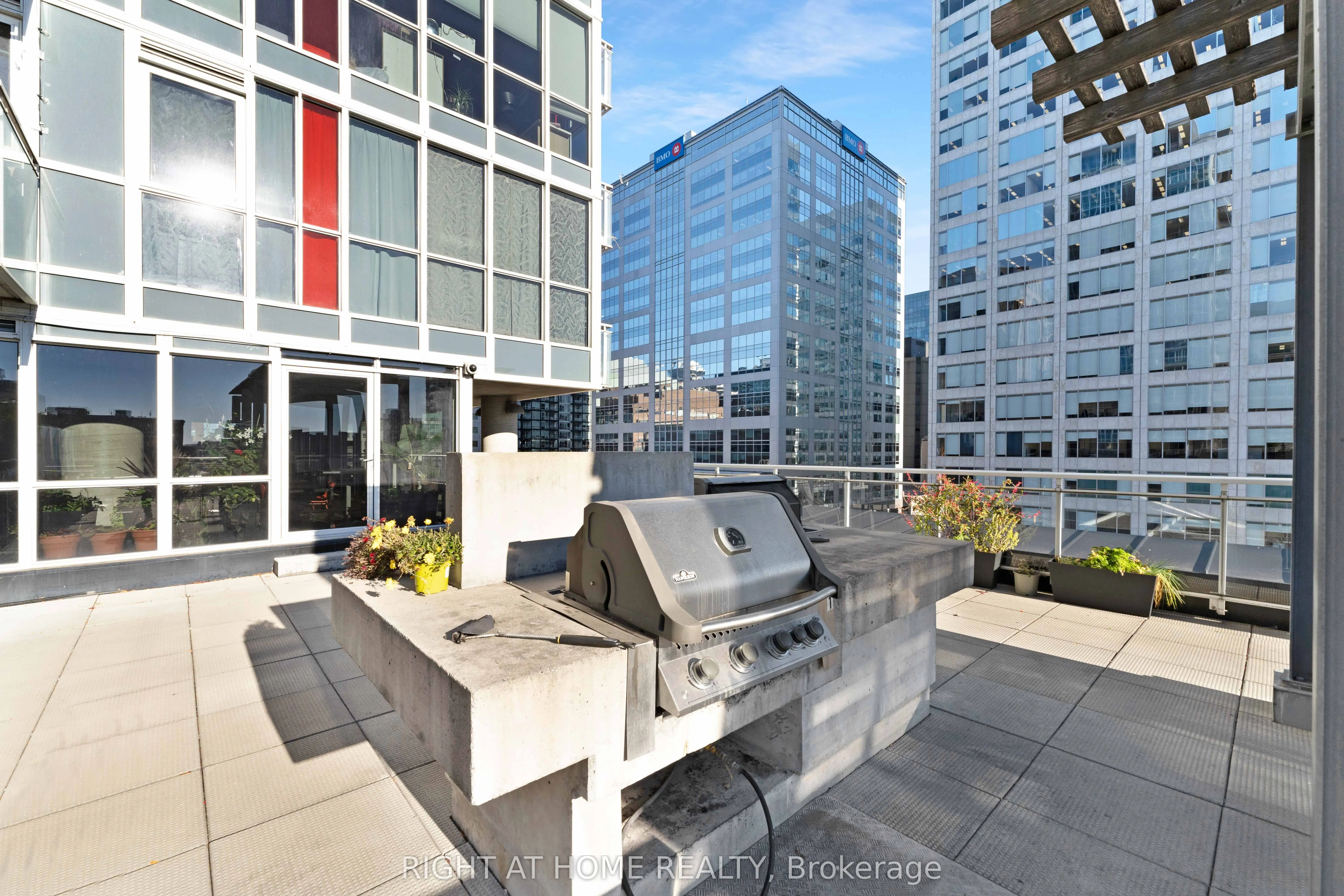 324 Laurier Avenue W, #2010