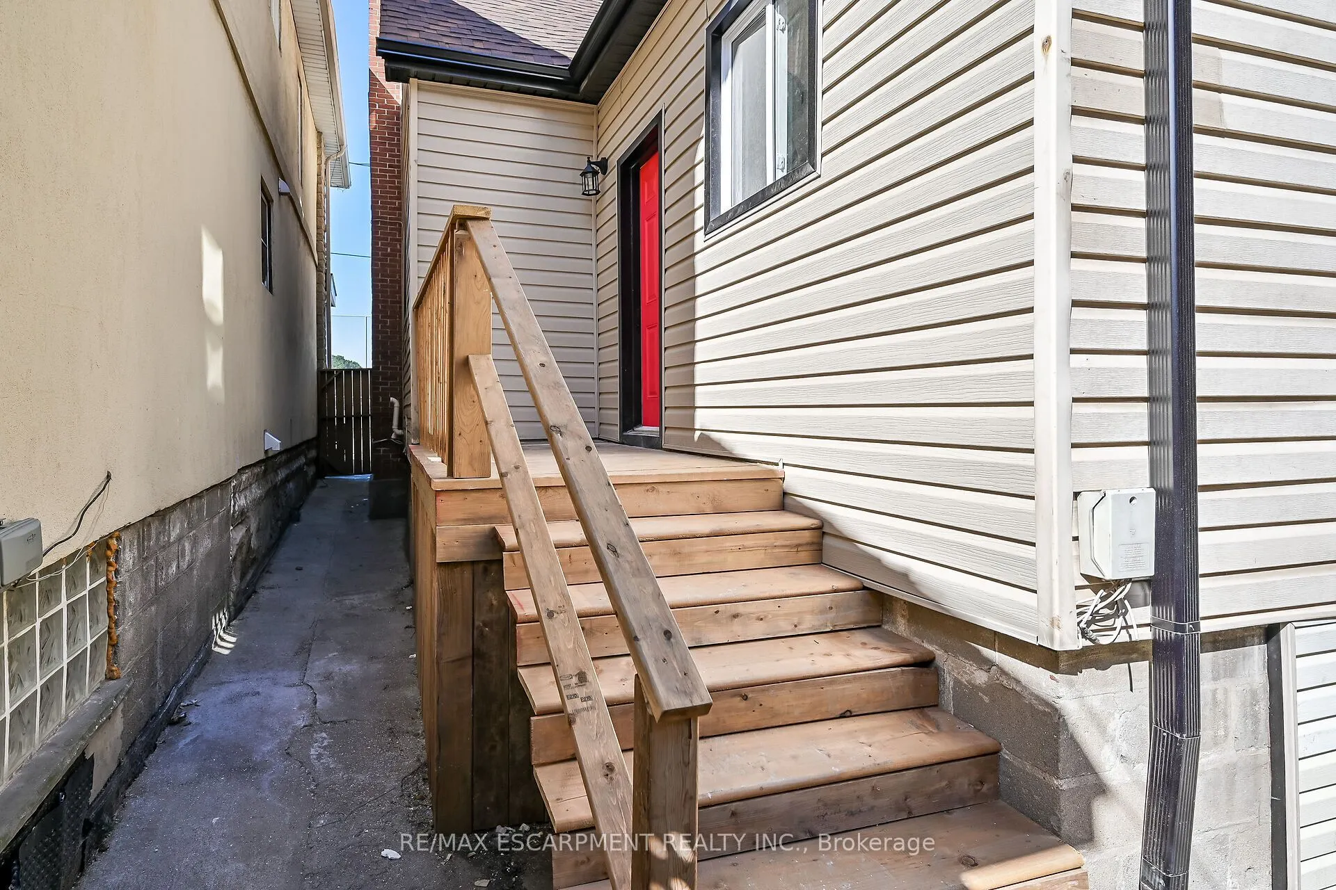 138 Sanford Avenue N