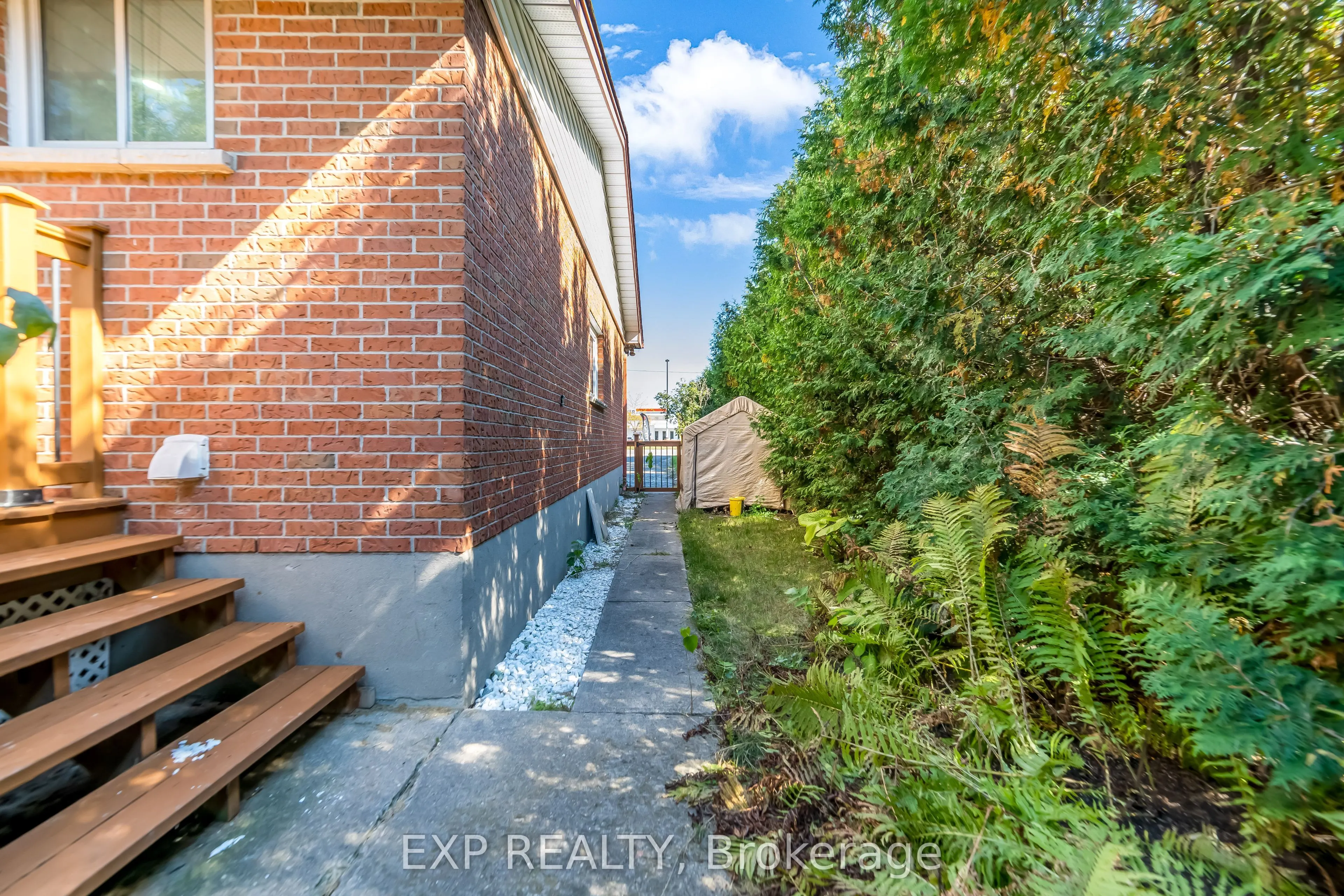 348 Caradoc Street S