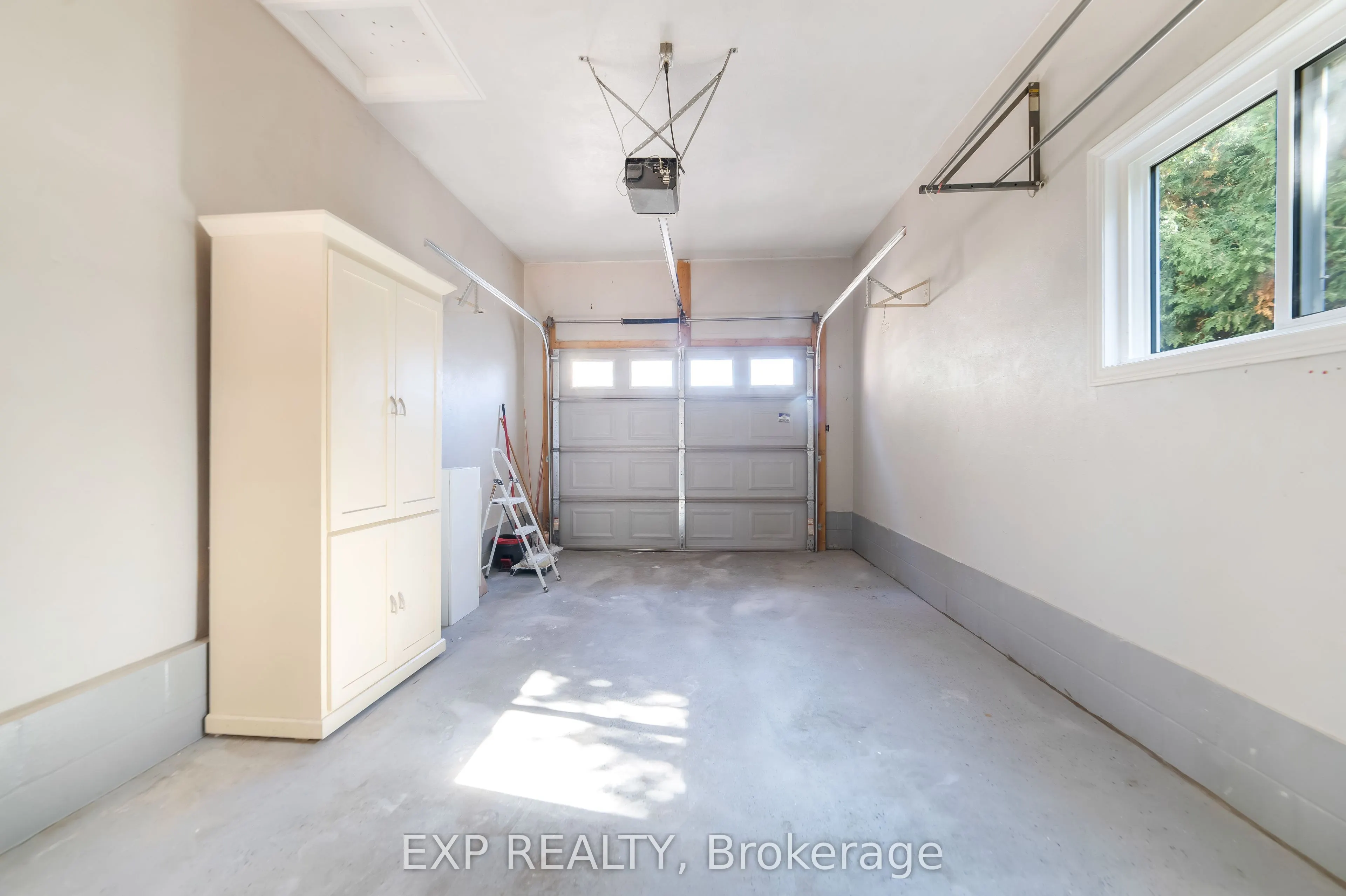 348 Caradoc Street S
