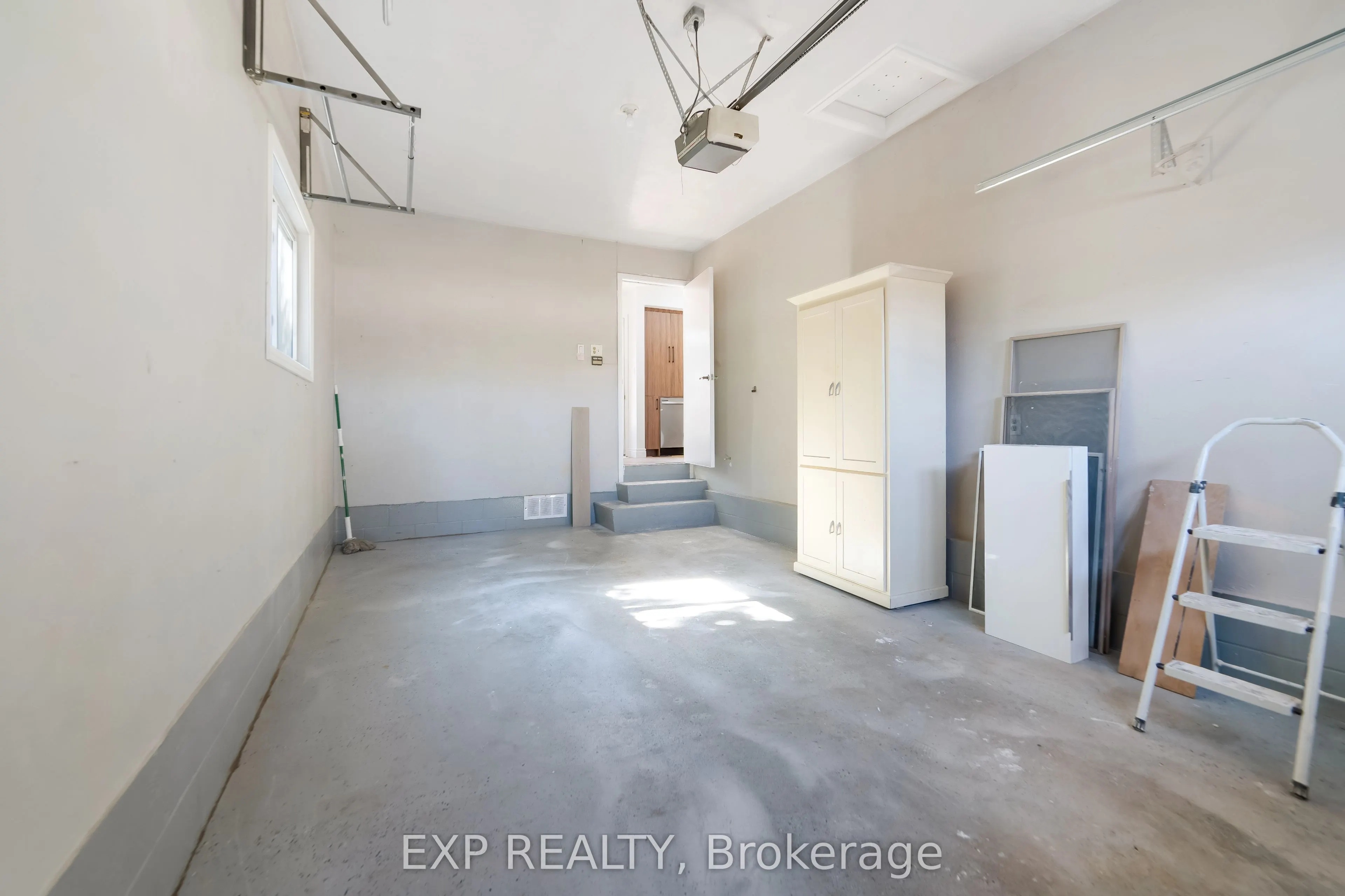 348 Caradoc Street S