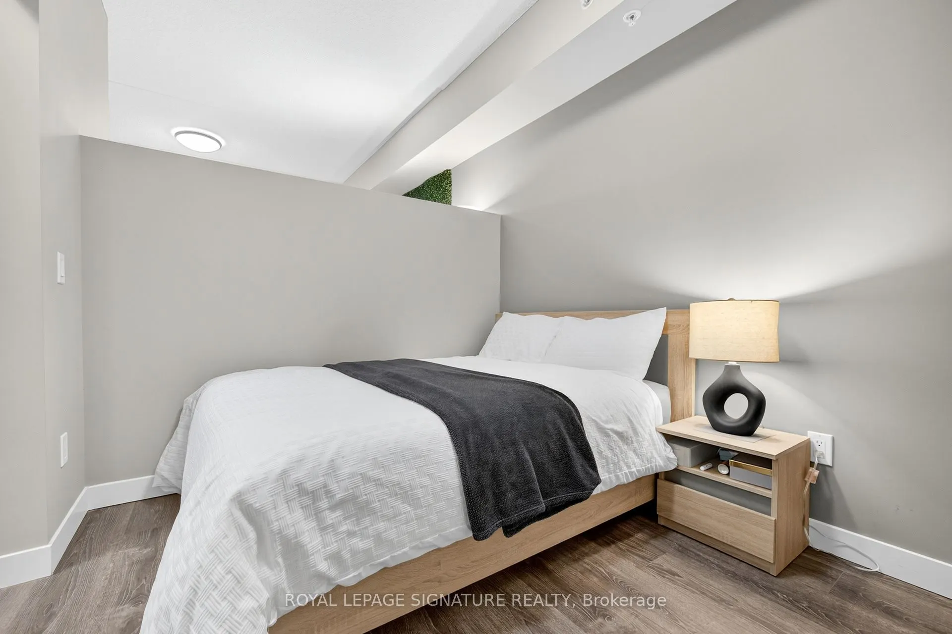 308 Lester Street, #406