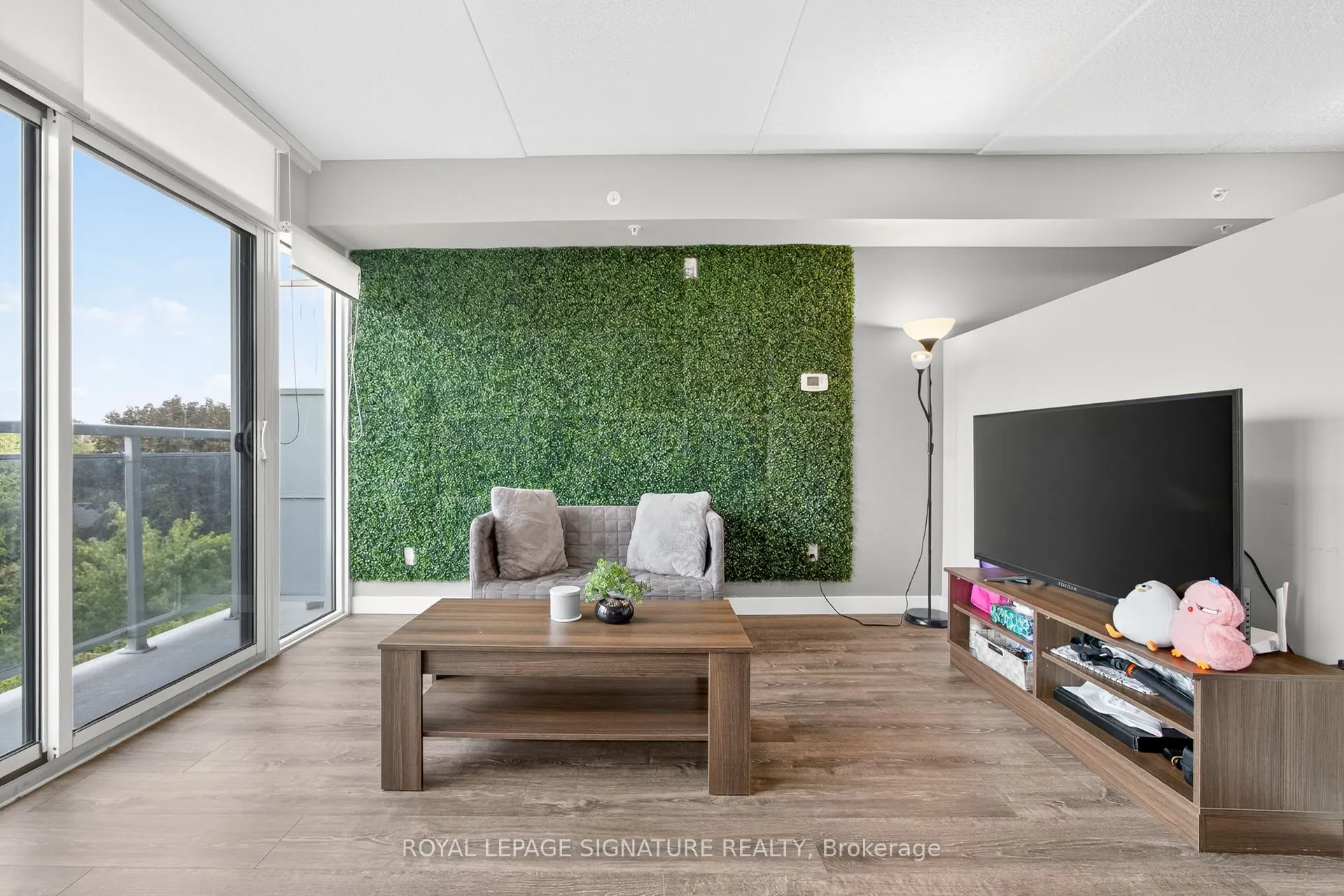 308 Lester Street, #406
