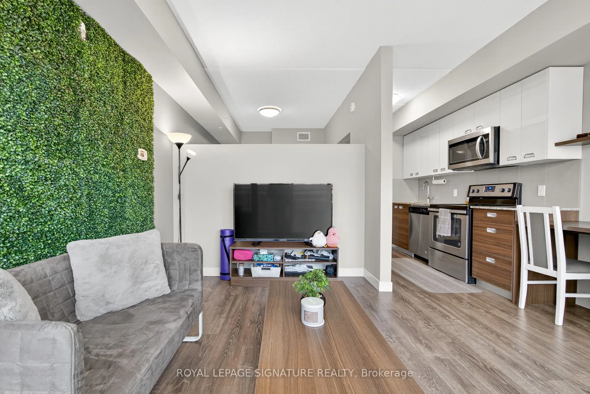 308 Lester Street, #406