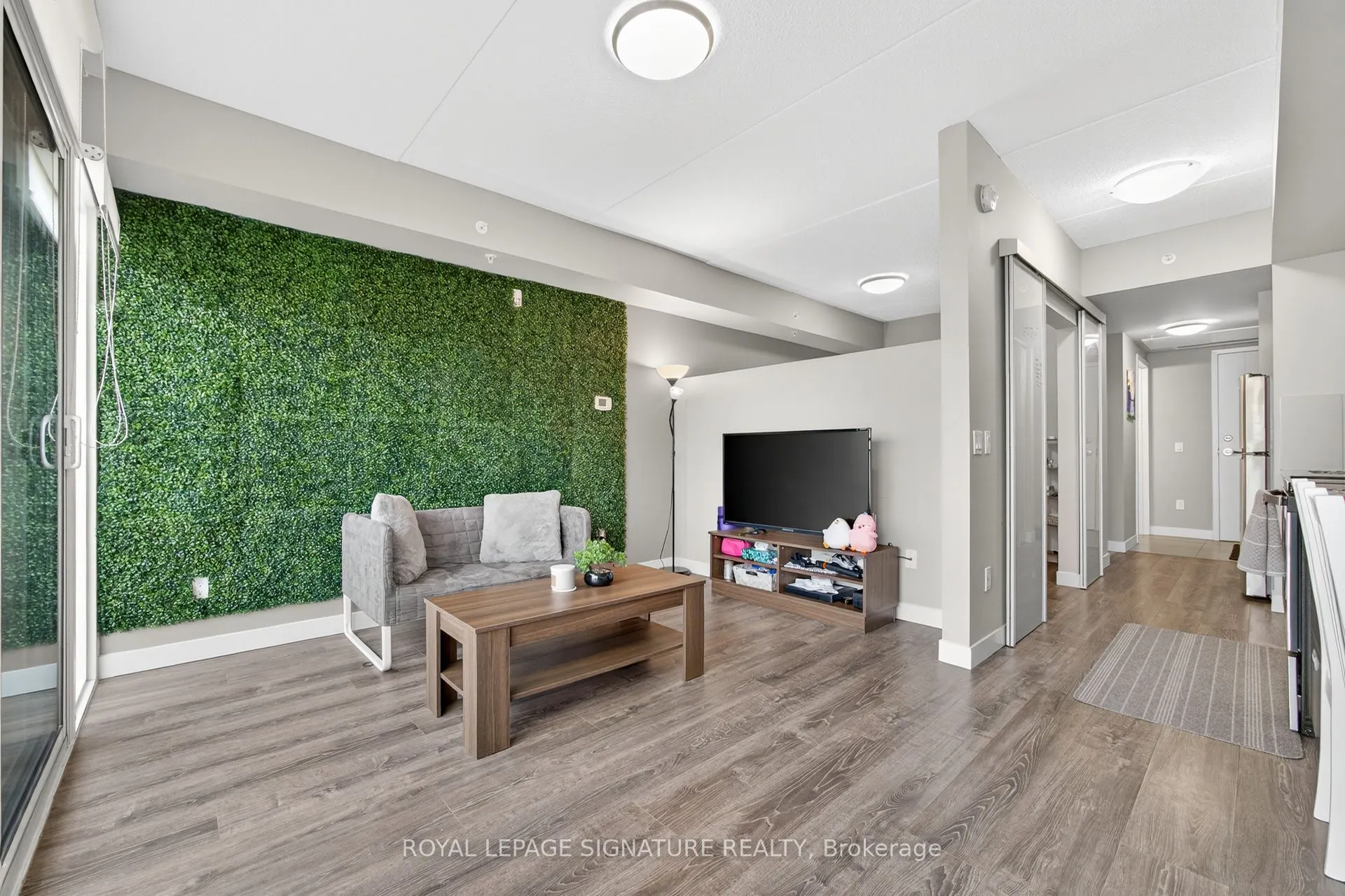 308 Lester Street, #406