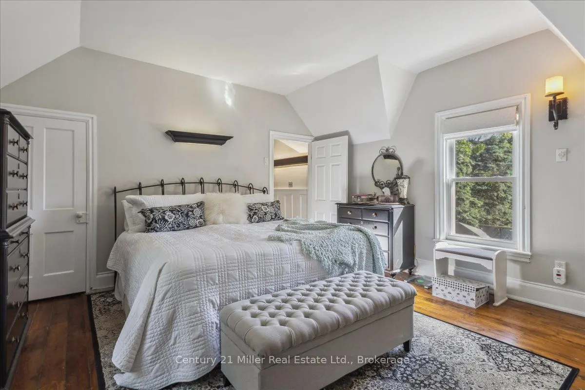 585 Dundas Street E