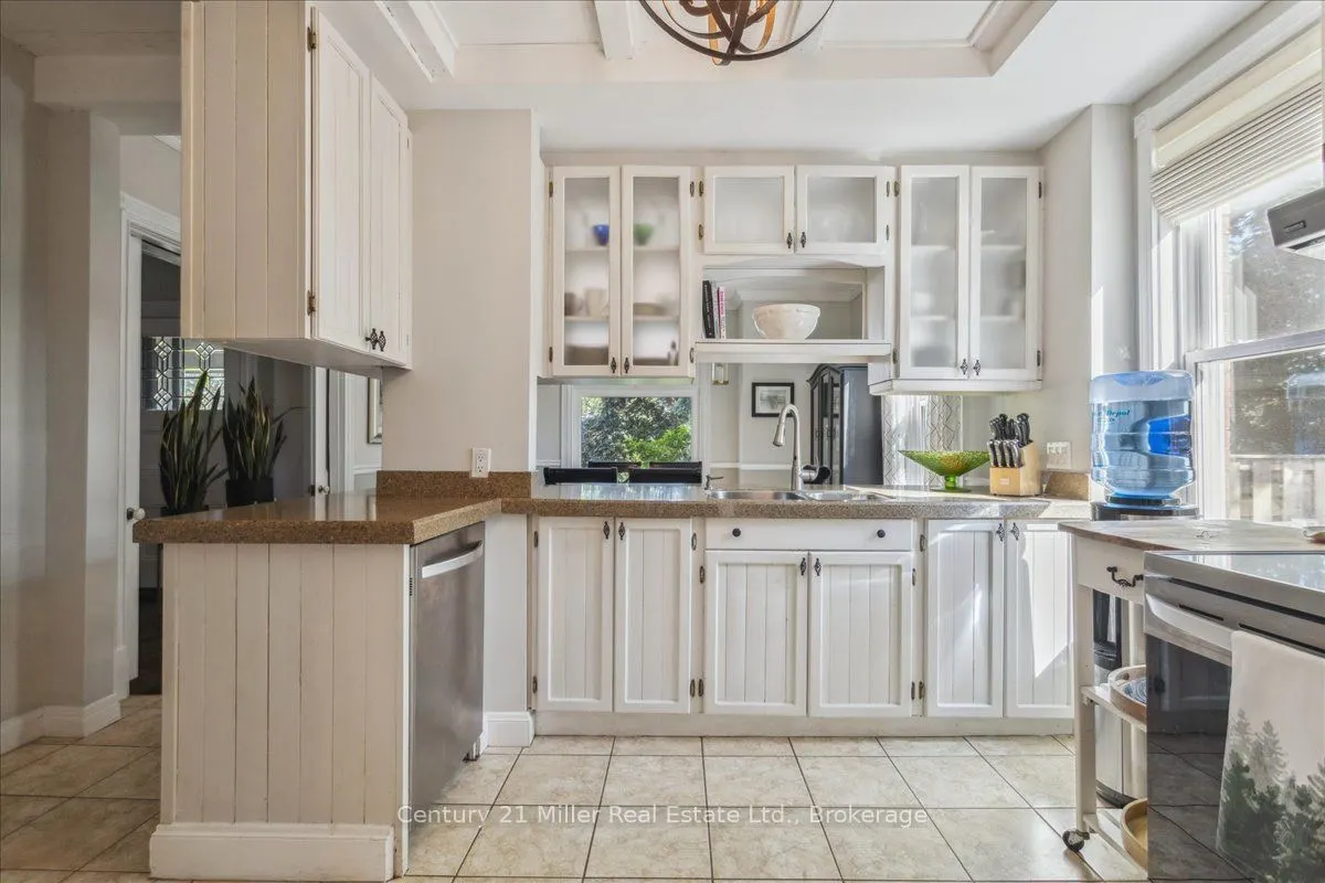 585 Dundas Street E