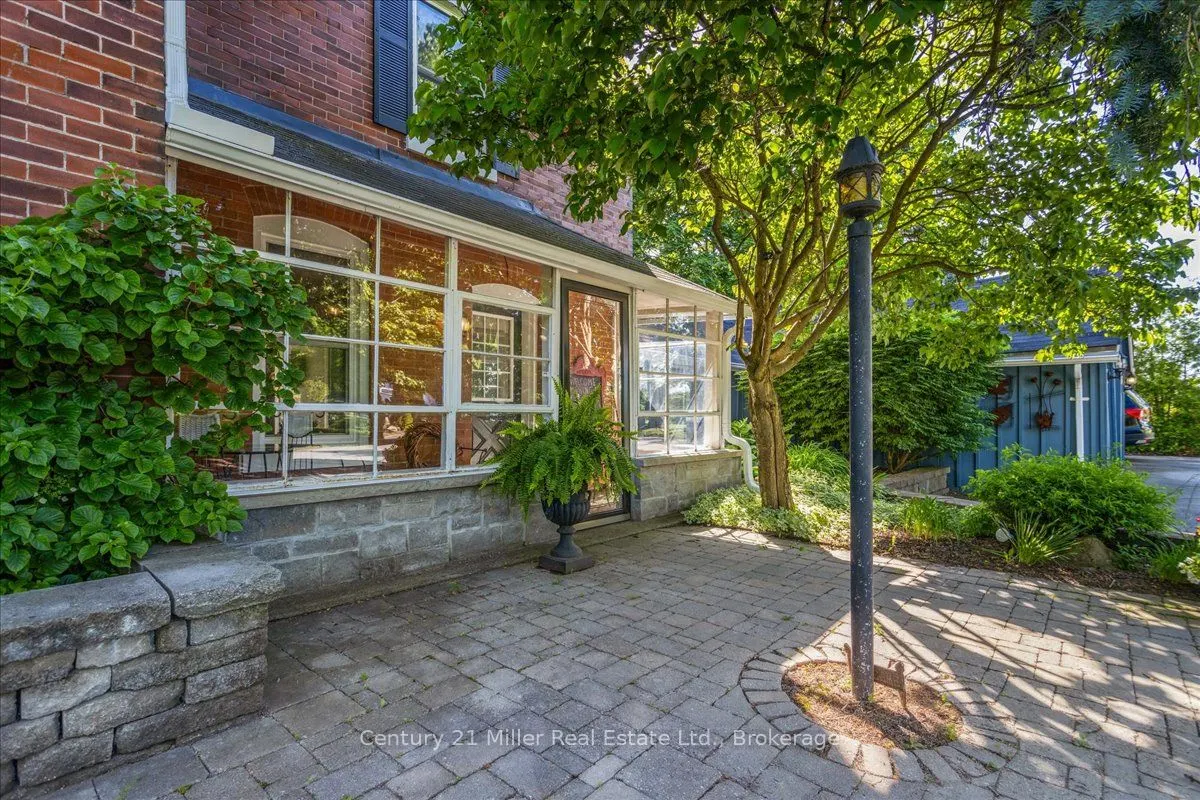 585 Dundas Street E