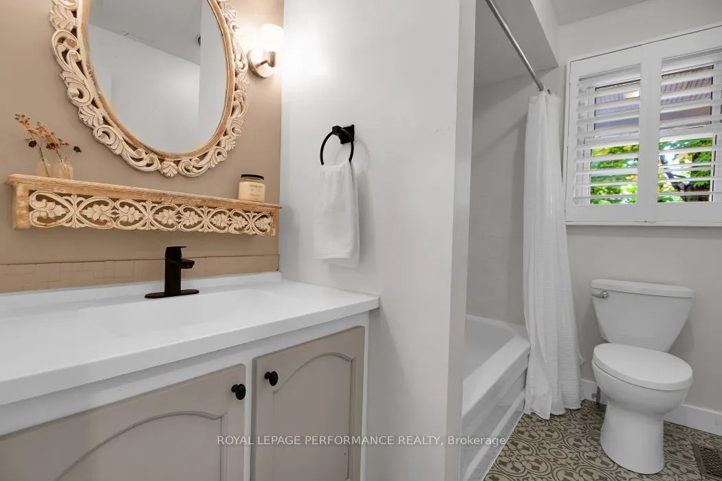 5583 Manotick Main Street