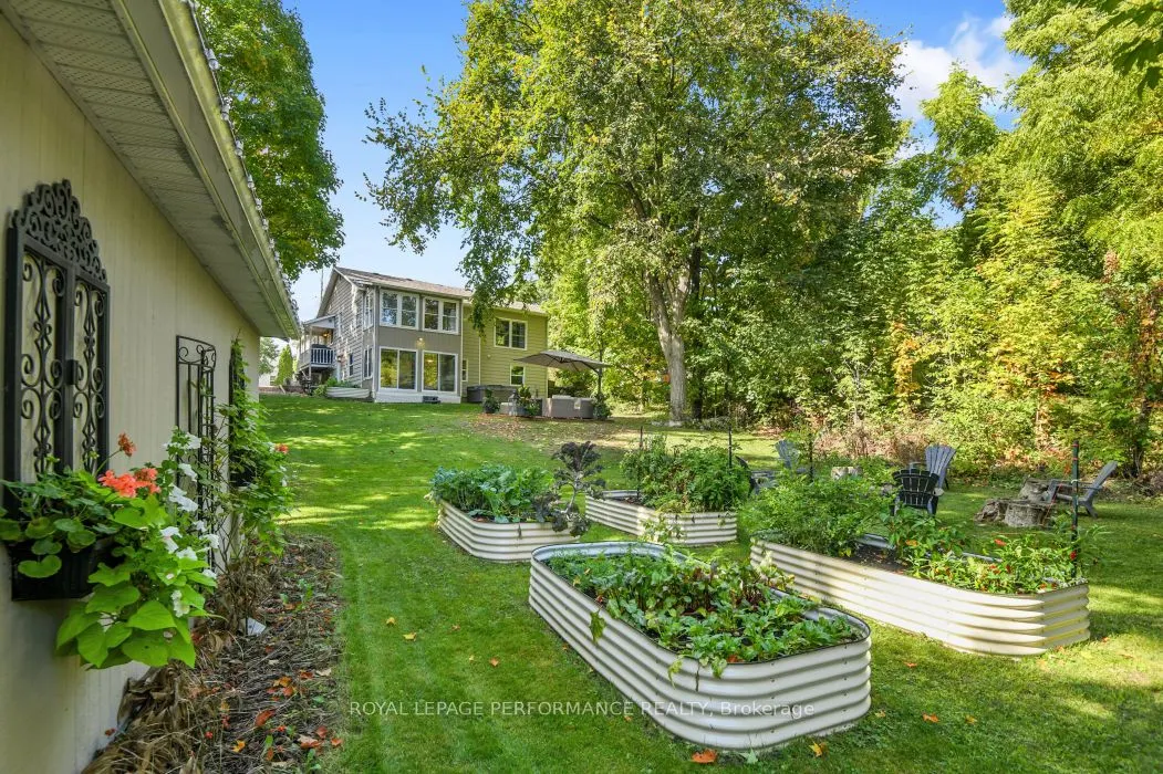 5583 Manotick Main Street