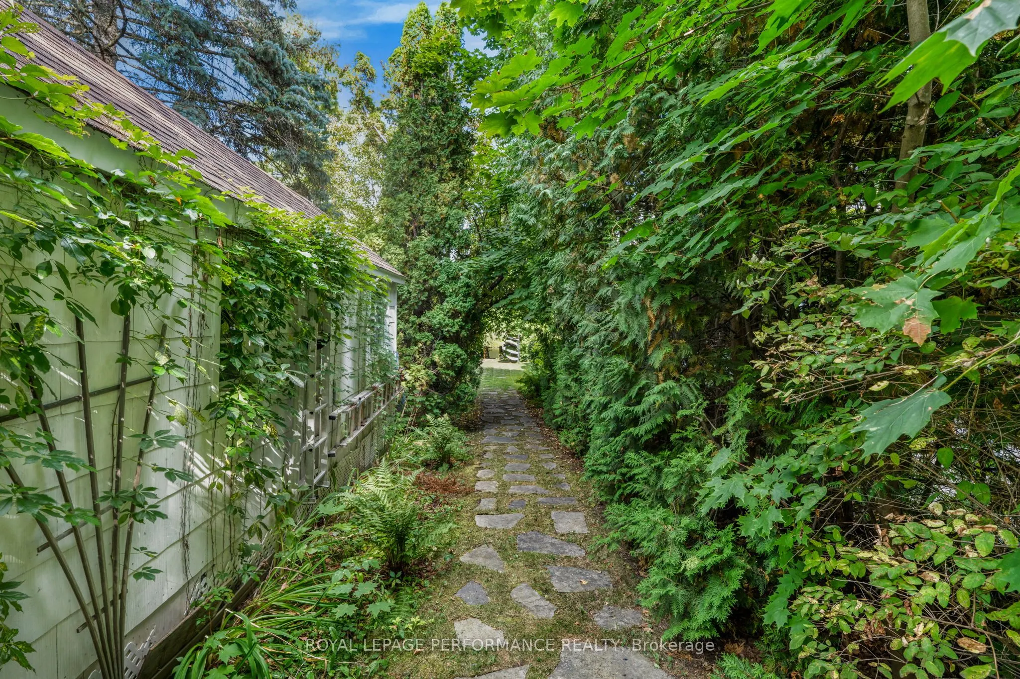 5583 Manotick Main Street