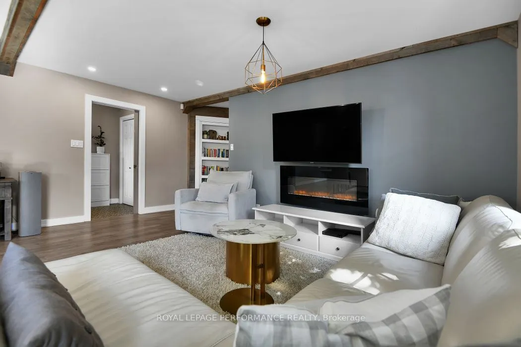 5583 Manotick Main Street