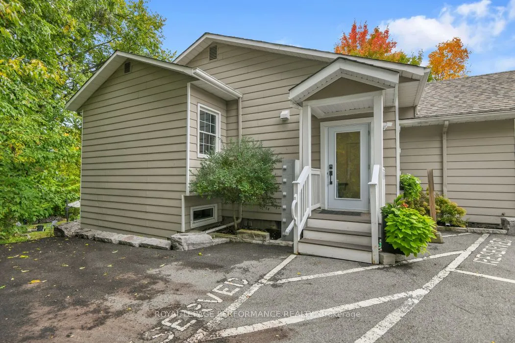 5583 Manotick Main Street