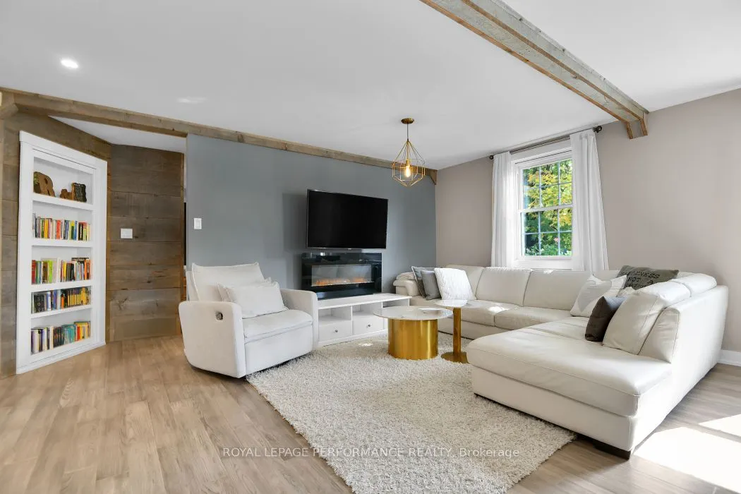 5583 Manotick Main Street