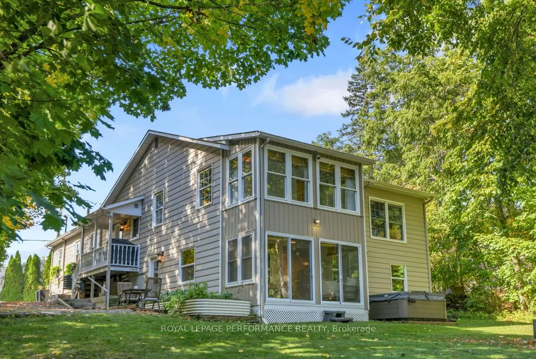 5583 Manotick Main Street