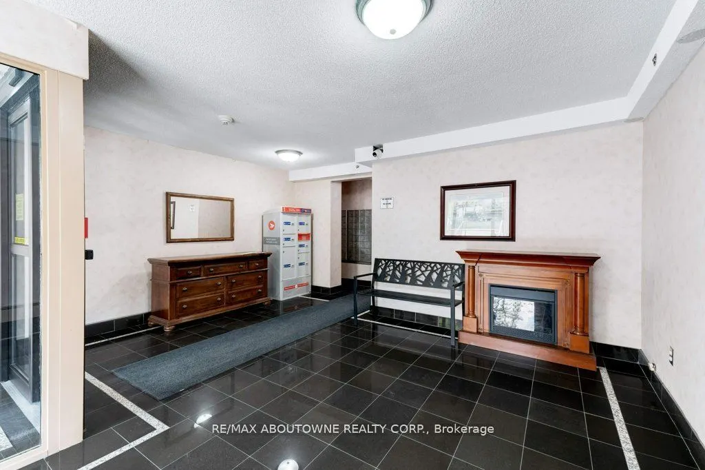 81 Charlton Avenue E