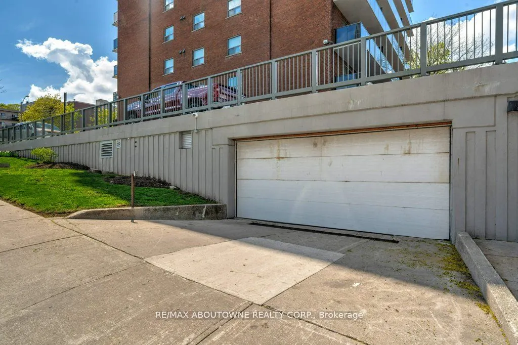 81 Charlton Avenue E