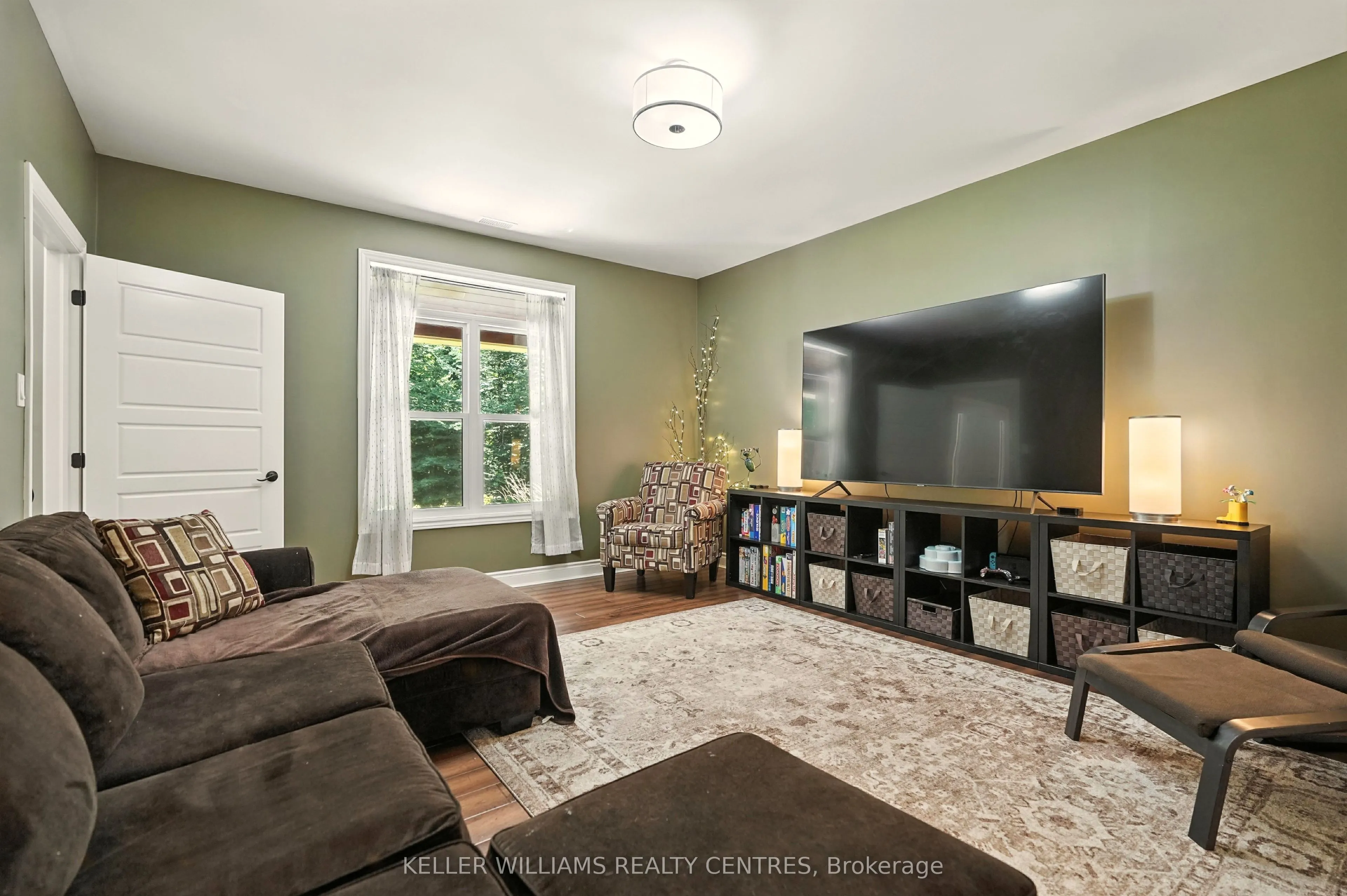 96 Lindgren Road E