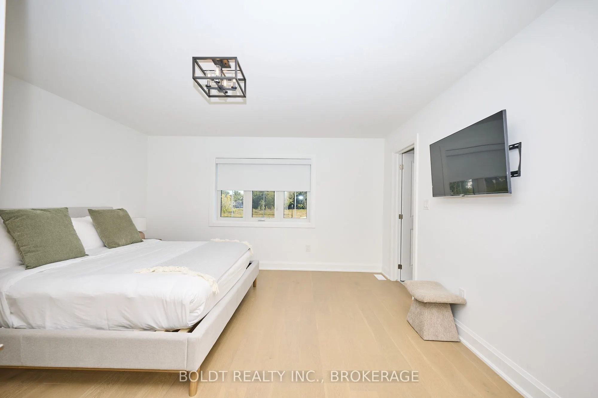 552 Mississauga Avenue