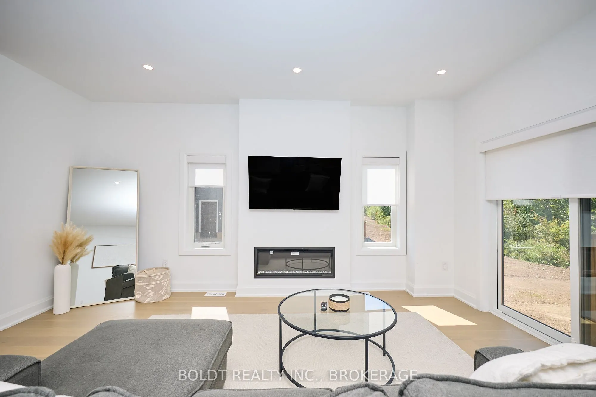 552 Mississauga Avenue