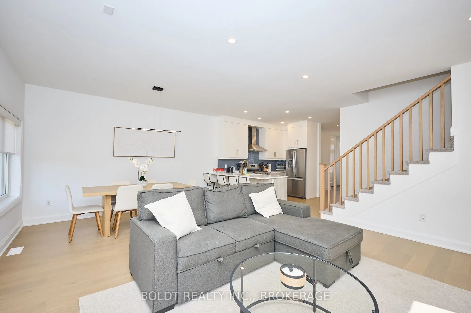 552 Mississauga Avenue
