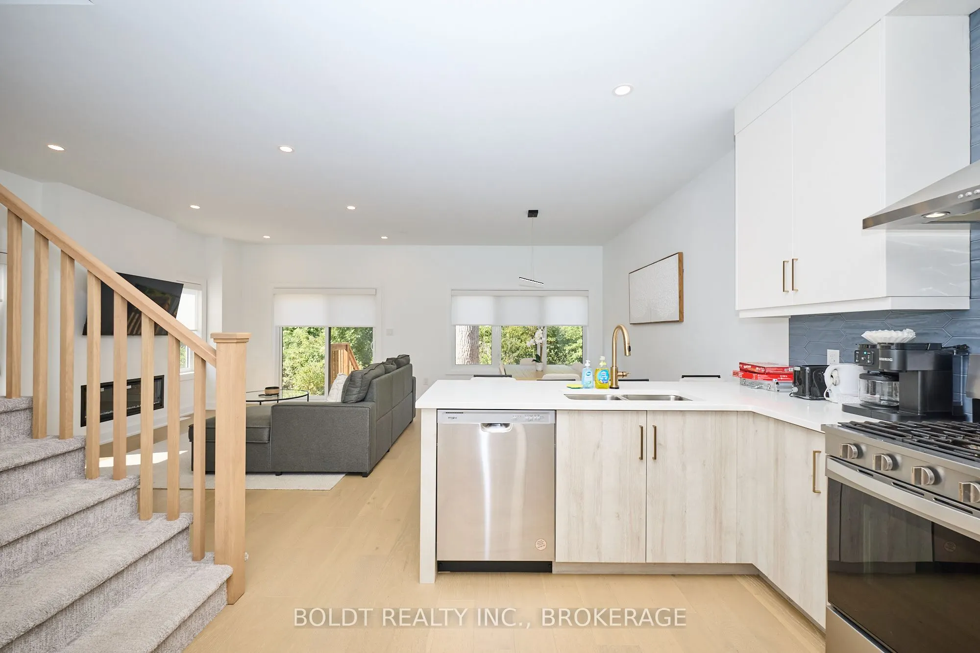552 Mississauga Avenue