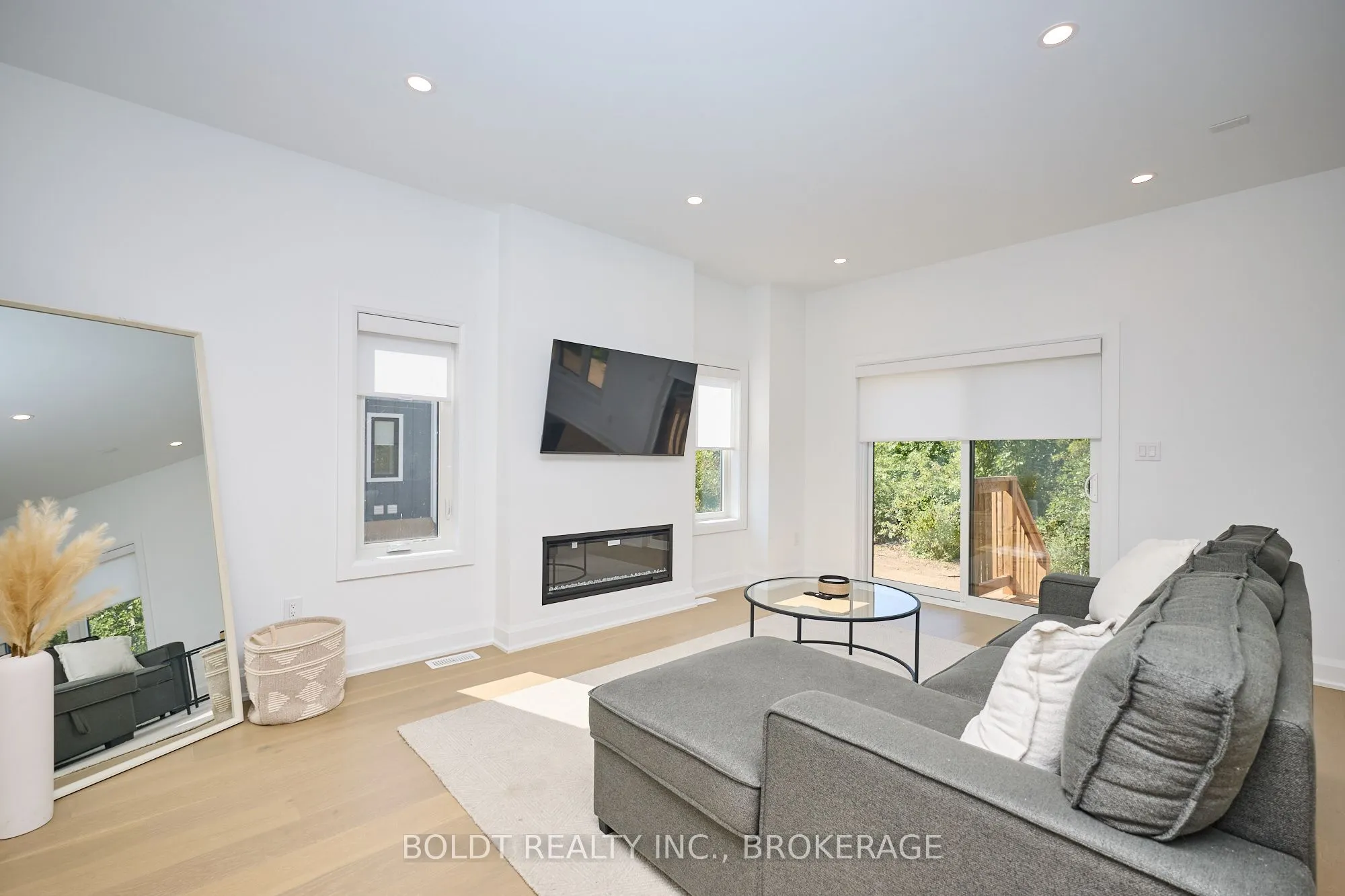 552 Mississauga Avenue