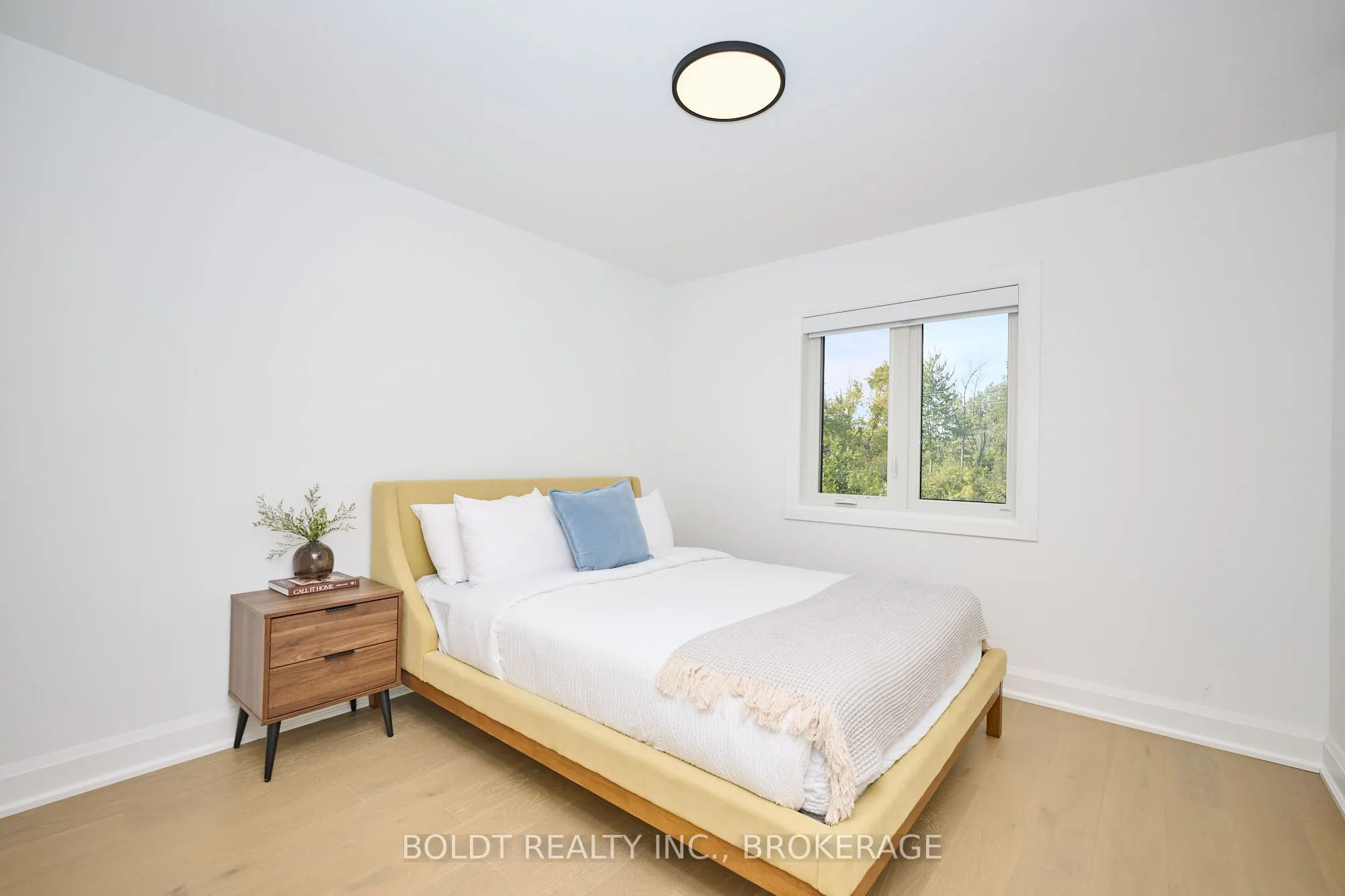 552 Mississauga Avenue