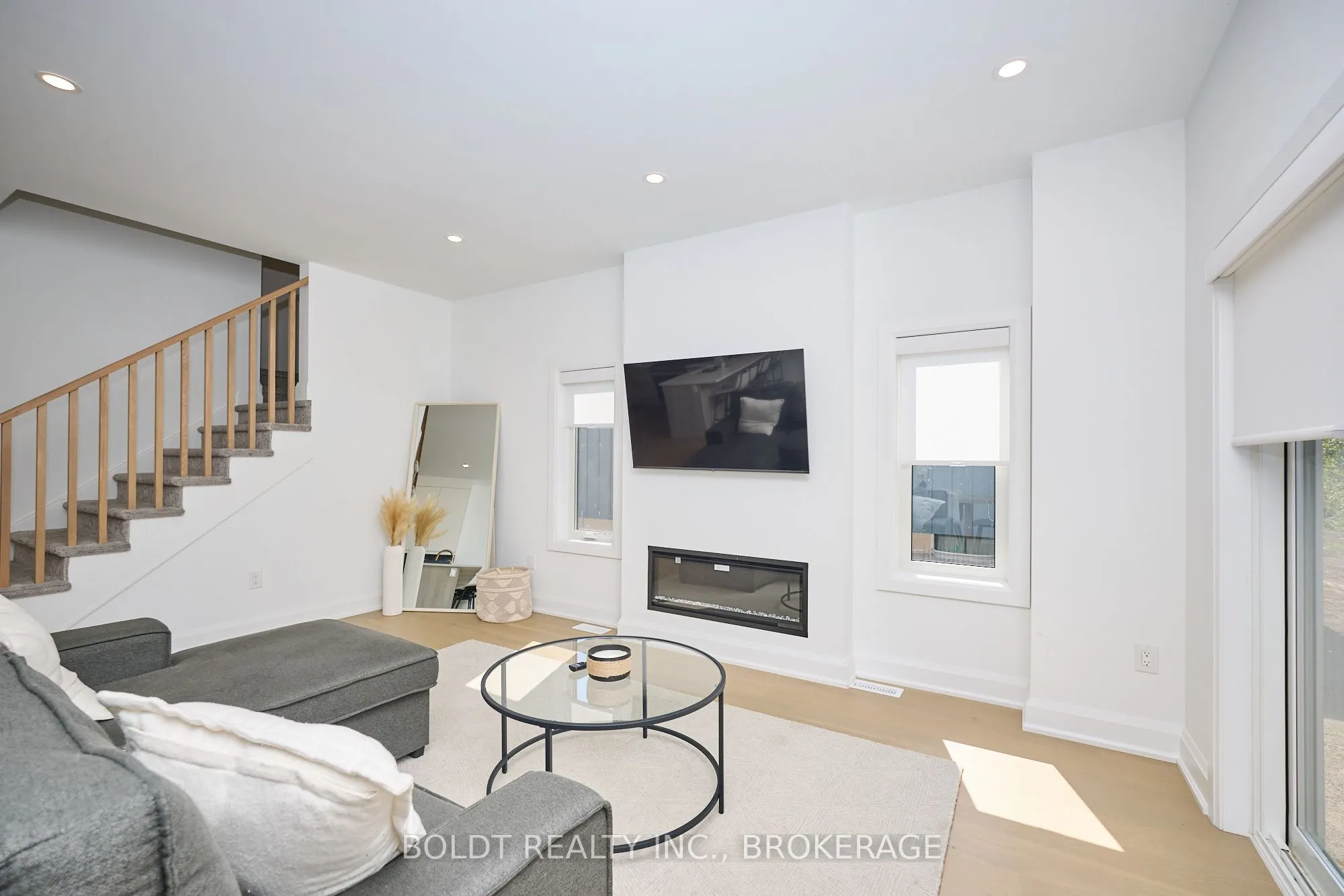 552 Mississauga Avenue