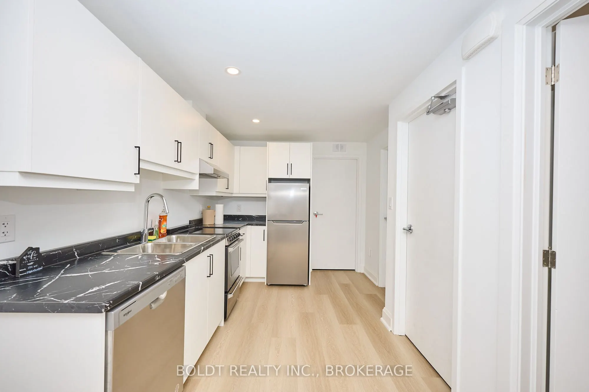 556 MISSISSAUGA Avenue
