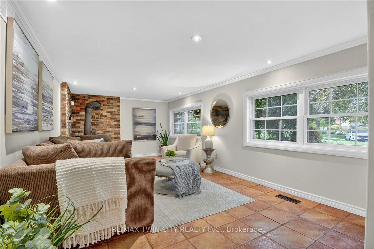 12 Glendale Place