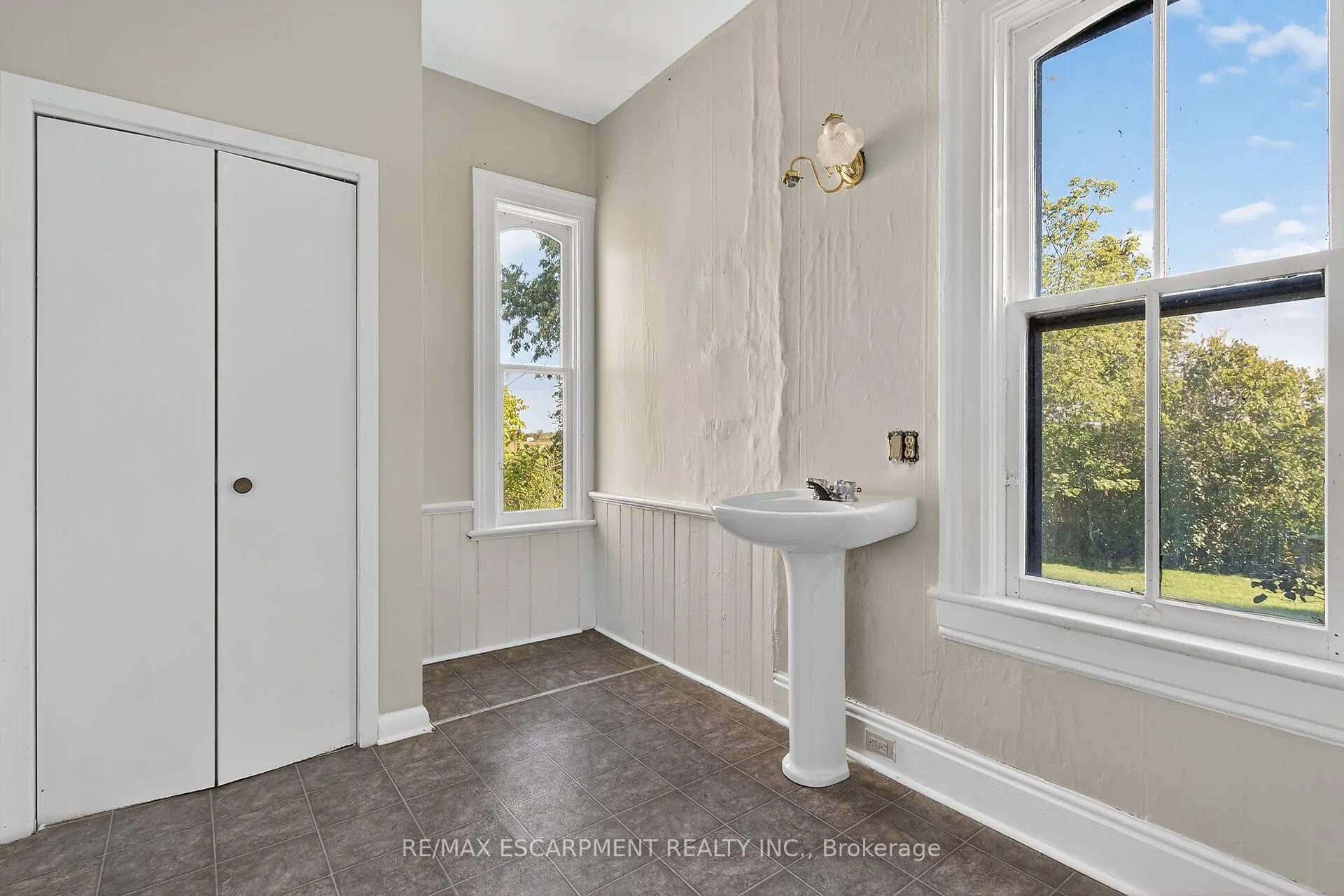 534 Haldimand Road 32